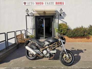Rivenditore autorizzato di : Piaggio, Vespa, Sym, QJ Motor, Italjet, Tvs Motor, Alza Italia. Trattiamo usato Honda, Yamaha, Kawasaki, Suzuki, Aprilia, Benelli,  Ducati, Moto Guzzi, Moto Morini, BMW, KTM, Triumph, Royal Enfield, Harley-Davidson, Indian, CFMOTO, Voge, Kymco, Peugeot

DUCATI MONSTER 620 I.E.   

Immatricolato 2002, 618cc, 60Cv/44Kw, 54.100Km, Euro2.
*** Desmo eseguito, con cambio fasce e tagliando *** 
** Moto Iscrivibile Asi ** 

Rimangono sempre esclusi i costi : 

-del passaggio di proprietÃ  pari ad euro 200,00

- Nella formula Outlet il veicolo viene venduto con la formula Visto e piaciuta, e con la conformitÃ  legale del mezzo. 

Di serie con : Motore bIcilindrico a V, cambio a 6 rapporti, Raffreddamento ad Aria,  regolabile, distribuzione Desmodromica, disco freno anteriore da 300mm e da 245mm al posteriore, cerchi da 17â€. 

I NOSTRI SERVIZI :

-Vendita auto usate e storiche, moto e scooter nuovi e usati garantiti
-Acquisto diretto con pagamento immediato o conto vendita
-Permuta auto con moto e viceversa
-Noleggio breve e lungo termine
-Assicurazioni e Finanziamenti personalizzati
-Assistenza post-vendita
-Accessori e antifurti per moto e auto

VISITA il nostro sito internet: automotousateroma.it oppure scarica la nostra App: automotousateroma dall' Apple store o Play store per restare aggiornato sui nostri ultimi arrivi.

VIENI A TROVARCI PER VEDERE DAL VIVO QUESTO VEICOLO :
Auto Moto Usate Roma s.r.l.Via Appia Nuova 23, 00047, Marino (RM) (adiacente Sorelle Ramonda)

*************

HAI UNA PERMUTA?
compila il form sull'App o nel nostro sito automotousateroma.it
oppure inviaci foto e descrizione (modello anno km motore ...)
al nostro numero whatsapp : Cell. 366-6562866 o 351-4646876 Fisso 06-7215841 e-mail :  info@automotousateroma.it

*************
La Auto Moto Usate Roma Srl declina ogni responsabilitÃ  per eventuali involontarie incongruenze che non rappresentano in alcun modo un impegno contrattuale e invitano i clienti a verificare sempre dal vivo la correttezza dei dati che potrebbero non coincidere con lâ€™effettivo equipaggiamento del veicolo spesso dovuto alla incompatibilitÃ  dei dati trasmessi sulle varie piattaforme web.