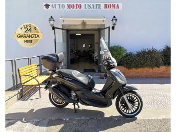 Rivenditore autorizzato di : Piaggio, Vespa, Sym, QJ Motor, Italjet, Tvs Motor, Alza Italia. Trattiamo usato Honda, Yamaha, Kawasaki, Suzuki, Aprilia, Benelli,  Ducati, Moto Guzzi, Moto Morini, BMW, KTM, Triumph, Royal Enfield, Harley-Davidson, Indian, CFMOTO, Voge, Kymco, Peugeot

PIAGGIO BEVERLY 300 I.E. POLICE 

Immatricolato 2016, 278cc, 22Cv/16Kw, 58.000Km, Euro3.

Rimangono sempre esclusi i costi : 

-del passaggio di proprietÃ  pari ad euro 200,00

-messa su strada pari ad euro 200,00 che include l'attivazione della garanzia di 12 mesi completa, all' occorrenza controlli e/o tagliando completo preconsegna (olio,filtro olio, filtro aria e tutti i componenti necessari al ripristino), 12 mesi di garanzia estendibili a 24/36mesi in base al veicolo e copre i componenti non soggetti ad usura (dettagli in sede).

Di serie con : Motore Monocilindrico, cambio a 6 rapporti, Abs, Asr, Raffreddamento a Liquido, vano retroscudo, ampio vano sottosella, doppio cavalletto, disco freno anteriore da 300mm e da 240mm al posteriore, cerchi da 16â€ anteriori e da 14â€ al posteriore, Parabrezza Isotta e bauletto Originale in tinta.  
Lavori eseguiti: Pompa acqua completa, tagliando, pasticche anteriori, cinghia variatore.  

I NOSTRI SERVIZI :

-Vendita auto usate e storiche, moto e scooter nuovi e usati garantiti
-Acquisto diretto con pagamento immediato o conto vendita
-Permuta auto con moto e viceversa
-Noleggio breve e lungo termine
-Assicurazioni e Finanziamenti personalizzati
-Assistenza post-vendita
-Accessori e antifurti per moto e auto

VISITA il nostro sito internet: automotousateroma.it oppure scarica la nostra App: automotousateroma dall' Apple store o Play store per restare aggiornato sui nostri ultimi arrivi.

VIENI A TROVARCI PER VEDERE DAL VIVO QUESTO VEICOLO :
Auto Moto Usate Roma s.r.l.Via Appia Nuova 23, 00047, Marino (RM) (adiacente Sorelle Ramonda)

*************

HAI UNA PERMUTA?
compila il form sull'App o nel nostro sito automotousateroma.it
oppure inviaci foto e descrizione (modello anno km motore ...)
al nostro numero whatsapp : Cell. 366-6562866 o 351-4646876 Fisso 06-7215841 e-mail :  info@automotousateroma.it

*************
La Auto Moto Usate Roma Srl declina ogni responsabilitÃ  per eventuali involontarie incongruenze che non rappresentano in alcun modo un impegno contrattuale e invitano i clienti a verificare sempre dal vivo la correttezza dei dati che potrebbero non coincidere con lâ€™effettivo equipaggiamento del veicolo spesso dovuto alla incompatibilitÃ  dei dati trasmessi sulle varie piattaforme web.