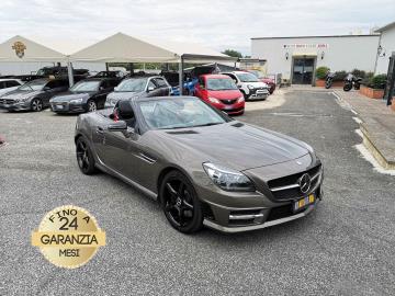 MERCEDES-BENZ SLK 250 CABRIO PREMIUM AUTOMATICA 

Immatricolato 2013, 1796cc, 204Cv/150Kw, 125.000Km, 3porte/2posti, Euro5A.
*** Auto Secondo Proprietario *** 
** Auto Gommata e Tagliandata ** 

Il prezzo proposto di euro 18.900,00 Ã¨ legato alla promozione web che prevede un acquisto tramite finanziamento, Info in sede.
Il prezzo a Listino senza promo e senza vincoli Ã¨ di euro 19.900,00.

Rimangono sempre esclusi i costi : 

-del passaggio di proprietÃ  pari ad euro 900,00

-messa su strada pari ad euro 400,00 che include l'attivazione della garanzia di 12 mesi completa, all'occorrenza controlli e/o tagliando completo preconsegna (olio,filtro olio, filtro aria e tutti i componenti necessari al ripristino ivi compresi kit distribuzione), kit ruota di scorta o kit gonfiaggio, 12 mesi di garanzia estendibili a 24/36mesi in base al veicolo e copre i componenti non soggetti ad usura (dettagli in sede).

Di serie con : Motore a 4 cilindri in linea, cambio a 7 marce, trazione posteriore, Abs, Esp, Assetto sportivo, volante in pelle con comandi e paddle, Cruise control con Speedtronic, navigatore, radio, climatizzatore, interni in pelle, Tetto rigido ripiegabile in tinta, cerchi in lega da 18â€.



I NOSTRI SERVIZI :

-Vendita auto usate e storiche, moto e scooter nuovi e usati garantiti
-Acquisto diretto con pagamento immediato o conto vendita
-Permuta auto con moto e viceversa
-Noleggio breve e lungo termine
-Assicurazioni e Finanziamenti personalizzati
-Assistenza post-vendita
-Accessori e antifurti per moto e auto

VISITA il nostro sito internet: automotousateroma.it oppure scarica la nostra App: automotousateroma dall' Apple store o Play store per restare aggiornato sui nostri ultimi arrivi.

VIENI A TROVARCI PER VEDERE DAL VIVO QUESTO VEICOLO :
Auto Moto Usate Roma s.r.l.Via Appia Nuova 23, 00047, Marino (RM) (adiacente Sorelle Ramonda)

*************

HAI UNA PERMUTA?
compila il form sull'App o nel nostro sito automotousateroma.it
oppure inviaci foto e descrizione (modello anno km motore ...)
al nostro numero whatsapp : Cell. 366-6562866 o 351-4646876 Fisso 06-7215841 e-mail :  info@automotousateroma.it

*************
La Auto Moto Usate Roma Srl declina ogni responsabilitÃ  per eventuali involontarie incongruenze che non rappresentano in alcun modo un impegno contrattuale e invitano i clienti a verificare sempre dal vivo la correttezza dei dati che potrebbero non coincidere con lâ€™effettivo equipaggiamento del veicolo spesso dovuto alla incompatibilitÃ  dei dati trasmessi sulle varie piattaforme web.