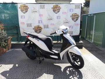 Nuovi Piaggio Medley 200 & Medley 200 S â€“ Massima Potenza e Zero Limiti Urban!
Sei stanco delle code in tangenziale o in autostrada? Cerchi uno scooter a ruota alta che ti garantisca lo scatto e la potenza di un maxiscooter, ma con la leggerezza e l'agilitÃ  ideali per il traffico cittadino? I nuovissimi Piaggio Medley 200 e Medley 200 S sono arrivati in concessionaria!
La scelta definitiva per i pendolari e per chi cerca prestazioni brillanti senza scendere a compromessi. Guidabile con Patente A2 o superiore.
Scegli la versione perfetta per il tuo carattere:
Piaggio Medley 200 (Classico): Elegante, sobrio e raffinato. Linee pulite, dettagli cromati e uno stile premium pensato per chi ama distinguersi con classe in ogni occasione.
Prezzo: Listino 4.050,00â‚¬ in Promo a 3.550,00â‚¬ f.c. + 350,00â‚¬ Immatricolazione. 

Piaggio Medley 200 S (Sport): Grintoso e super tecnologico. Si riconosce subito per le finiture total black (cerchi, specchietti, profili), la molla dell'ammortizzatore rossa, i dischi freno a margherita e il sistema di connettivitÃ  Piaggio MIA di serie per gestire chiamate e musica direttamente dallo smartphone.
Prezzo: Listino 4.150,00â‚¬ in Promo a 3.650,00â‚¬ f.c. + 350,00â‚¬ Immatricolazione. 
PerchÃ© il Medley 200 Ã¨ il re della sua categoria?
Nuovo Motore i-get Top di Gamma (Euro 5+): Raffreddato a liquido, a 4 valvole. Offre una spinta vigorosa a ogni apertura del gas, accelerazioni fulminee e una velocitÃ  di crociera ideale per i tratti extra-urbani, mantenendo consumi incredibilmente contenuti.
CapacitÃ  di carico RECORD: Ãˆ l'unico ruota alta sul mercato con un vano sottosella immenso da ben 36 litri, in grado di ospitare due caschi integrali!
Sicurezza da Primo della Classe: Doppio freno a disco con ABS a due canali Bosch e controllo di trazione ASR di serie. StabilitÃ  totale anche su asfalto bagnato, tombini o pavÃ©.
Tecnologia Avanzata: Sistema Start & Stop (RISS) per azzerare consumi e vibrazioni ai semafori, fari Full LED anteriori e posteriori per una visibilitÃ  notturna perfetta e strumentazione LCD completamente digitale.



I NOSTRI SERVIZI : 
-Acquisto diretto con pagamento immediato 
-conto vendita

-vendita auto, moto e scooter usati e garantiti

-vendita veicoli d'epoca

-permuta auto con moto e viceversa

-noleggio breve e lungo termine

-finanziamenti personalizzati (rata costante,mini e maxi rate, leasing)

-assistenza post-vendita con societÃ  di garanzie e officine partner
-assicurazioni

-consulenze e stime per acquisti tra privati

VISITA il nostro sito internet: automotousateroma.it oppure scarica la nostra App: automotousateroma dall' Apple store o Play store per restare aggiornato sui nostri ultimi arrivi.

VIENI A TROVARCI PER VEDERE DAL VIVO QUESTO VEICOLO :
Auto Moto Usate Roma s.r.l.Via Appia Nuova 23, 00047, Marino (RM) (adiacente Sorelle Ramonda).

HAI UNA PERMUTA?
compila il form sull'App o nel nostro sito automotousateroma.it
oppure inviaci foto e descrizione (modello anno km motore ...)
al nostro numero whatsapp : Cell. 366-6562866 o 351-4646876 Fisso 06-7215841 e-mail : info@automotousateroma.it

La Auto Moto Usate Roma Srl declina ogni responsabilitÃ  per eventuali involontarie incongruenze che non rappresentano in alcun modo un impegno contrattuale e invitano i clienti a verificare sempre dal vivo la correttezza dei dati che potrebbero non coincidere con lâ€™effettivo equipaggiamento del veicolo spesso dovuto alla incompatibilitÃ  dei dati trasmessi sulle varie piattaforme web. 