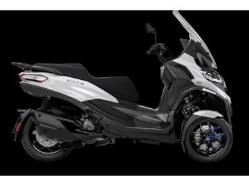 NUOVO PIAGGIO MP3 400 hpe SPORT  Grinta, Tecnologia e Massima StabilitÃ .
Il Piaggio MP3 400 hpe Sport alza l'asticella della categoria: unisce il motore brillante da 400 cc a un look dark e muscoloso, arricchito da una dotazione tecnologica premium. Perfetto per chi si sposta tra autostrada, tangenziale e centro cittadino e pretende prestazioni eccellenti, agilitÃ  e il massimo dello stile.

Prezzo di listino: da â‚¬ 11.250 f.c. In Promo a 10.500 â‚¬ + 350,00 â‚¬ Immatricolazione.  
DETTAGLI ESCLUSIVI DELLA VERSIONE SPORT
La versione Sport si distingue a prima vista grazie a dettagli unici ed esclusivi:
Finiture Matt & Glossy Black: Dettagli neri lucidi e opachi che accentuano le linee aggressive del frontale e del codino.
Pedane con Inserti in Alluminio: Per un feeling e un look di chiara ispirazione racing.
Molle degli ammortizzatori rosse e cuciture della sella in contrasto per un tocco extra di dinamismo.
Dischi Freno Anteriori a Margherita: Profilo sportivo per una dissipazione del calore ottimale e una frenata ancora piÃ¹ reattiva.
Sistema Piaggio MIA di Serie: Connetti lo smartphone tramite Bluetooth per visualizzare sul display le notifiche delle chiamate, i messaggi e gestire la musica.
TECNOLOGIA E SICUREZZA DI SERIE
Guidabile con la sola Patente B (la normale patente dell'auto).
Display TFT a colori da 7