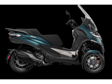 NUOVO PIAGGIO MP3 530 EXCLUSIVE L'Ammiraglia Definitiva Tecnologia da Auto, AgilitÃ  su Tre Ruote.
Vuoi il massimo della sicurezza, del lusso e della tecnologia oggi disponibili su uno scooter?
Il Piaggio MP3 530 Exclusive non Ã¨ semplicemente un tre ruote Ã¨ una vera e propria rivoluzione della mobilitÃ . Ãˆ il primo scooter al mondo dotato di sistemi di assistenza alla guida di derivazione automobilistica. 
E si guida comodamente con la sola Patente B!
RIVOLUZIONE SICUREZZA: SISTEMA RADAR ARASâ„¢
BLIS (Blind Spot Information System): Avverte il guidatore attraverso segnali visivi chiarissimi sul display TFT se un veicolo si trova nell'angolo cieco degli specchietti retrovisori, evitando collisioni nei cambi di corsia.
LCA (Lane Change Decision Aid): Rileva i veicoli che si stanno avvicinando rapidamente da dietro, offrendo un livello di sicurezza attiva mai visto prima su due o tre ruote.
MANOVRE SENZA SFORZO: RETROMARCIA CON VIDEOCAMERA
Retromarcia elettronica integrata per muoversi agilmente anche in pendenza o negli spazi stretti.
Videocamera posteriore di assistenza al parcheggio: Nel momento in cui si inserisce la retromarcia, l'enorme display di bordo mostra le immagini nitide di ciÃ² che si trova dietro lo scooter, con linee guida dinamiche per manovre millimetriche e sicure.
DOTAZIONE PREMIUM DI SERIE
Cruise Control: Per impostare la velocitÃ  desiderata nei tratti autostradali e viaggiare nel massimo relax.
Mappe del Motore Selezionabili: Tre modalitÃ  di guida (Eco, Comfort, Sport) per cucirsi addosso l'erogazione del motore in base al meteo o allo stile di guida.
Display TFT a Colori da 7