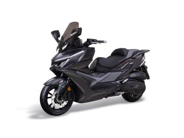 Nuovo SYM Cruisym 400, l'ultimo nato della gamma Maxi GT di casa SYM. 
Se stai cercando il perfetto compromesso tra la comoditÃ  di un salotto per i viaggi autostradali e l'agilitÃ  nel traffico cittadino? il nuovo Cruisym 400 Ã¨ lo scooter definitivo. 
Sostituisce i vecchi modelli con un design tagliente, finiture premium e una dotazione tecnologica che non invidia nulla a brand piÃ¹ blasonati.
âš™ï¸ SCHEDA TECNICA IN SINTESI:
Motore: Monocilindrico 399 cc, brillante e collaudatissimo
Potenza: 34 CV (25 kW) a 6.750 giri/min (Guida fluida, ripresa scattante al semaforo e oltre 130 km/h in autostrada senza sforzo)
Coppia: 37 Nm a 5.000 giri/min
Ciclistica: Ruota anteriore da 15â€ e posteriore da 14â€ (massima stabilitÃ  e precisione in curva)
Serbatoio: Da 14,5 litri per una grandissima autonomia nei lunghi tragitti
SICUREZZA E CONTROLLO DI SERIE:
ABS a doppio canale e Controllo di Trazione (TCS)
Sensori TPMS per il monitoraggio in tempo reale della pressione degli pneumatici
Freno di stazionamento automatico integrato sul cavalletto laterale (comodissimo per i parcheggi in pendenza)
DOTAZIONE TECNOLOGICA & COMFORT (Il vero punto di forza):
Display TFT a colori da 7 pollici ad alta leggibilitÃ  con connettivitÃ  smartphone e navigazione Turn-by-Turn integrata.
DASHCAM INTEGRATA (Anteriore e Posteriore) di serie, per registrare ogni viaggio in totale sicurezza.
Sistema Keyless (avviamento intelligente senza chiave).
Comfort Premium: Sella ampia a soli 78,5 cm da terra (si tocca benissimo), dotata di supporto lombare regolabile su 3 posizioni.
Spazio a bordo: Sottosella enorme con luce di cortesia (ospita comodamente un casco integrale + un jet), doppio vano nel retroscudo con prese di ricarica USB-A, USB-C e presa 12V.
Fari Full LED anteriori e posteriori dal look aggressivo e scudo super protettivo con parabrezza regolabile.
Prezzo di listino : â‚¬ 5.499 f.c. + 350â‚¬ immatricolazione 



I NOSTRI SERVIZI : 
-Acquisto diretto con pagamento immediato 
-conto vendita

-vendita auto, moto e scooter usati e garantiti

-vendita veicoli d'epoca

-permuta auto con moto e viceversa

-noleggio breve e lungo termine

-finanziamenti personalizzati (rata costante,mini e maxi rate, leasing)

-assistenza post-vendita con societÃ  di garanzie e officine partner
-assicurazioni

-consulenze e stime per acquisti tra privati

VISITA il nostro sito internet: automotousateroma.it oppure scarica la nostra App: automotousateroma dall' Apple store o Play store per restare aggiornato sui nostri ultimi arrivi.

VIENI A TROVARCI PER VEDERE DAL VIVO QUESTO VEICOLO :
Auto Moto Usate Roma s.r.l.Via Appia Nuova 23, 00047, Marino (RM) (adiacente Sorelle Ramonda).

HAI UNA PERMUTA?
compila il form sull'App o nel nostro sito automotousateroma.it
oppure inviaci foto e descrizione (modello anno km motore ...)
al nostro numero whatsapp : Cell. 366-6562866 o 351-4646876 Fisso 06-7215841 e-mail : info@automotousateroma.it

La Auto Moto Usate Roma Srl declina ogni responsabilitÃ  per eventuali involontarie incongruenze che non rappresentano in alcun modo un impegno contrattuale e invitano i clienti a verificare sempre dal vivo la correttezza dei dati che potrebbero non coincidere con lâ€™effettivo equipaggiamento del veicolo spesso dovuto alla incompatibilitÃ  dei dati trasmessi sulle varie piattaforme web. 