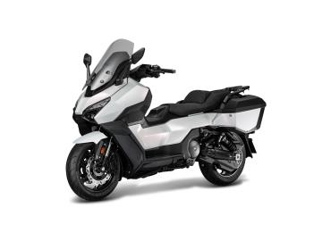 Nuovo SYM TTLBT 508 Il Maxi-Tourer Definitivo con Apple CarPlay 
Veicolo NUOVO DA IMMATRICOLARE, l'ammiraglia che ridefinisce gli standard dei viaggi su due ruote.
âš™ï¸SCHEDA TECNICA & MOTORE:
Motore: Bicilindrico parallelo da 508 cc, 8 valvole DOHC, raffreddato a liquido (montato centralmente come sulle moto per un bilanciamento perfetto).
Potenza: 45,5 CV (33,5 kW) a 6.750 giri/min â€“ Guidabile anche con patente A2!
Coppia: 49,9 Nm a 5.250 giri/min (Tanta spinta fin dai bassi regimi, sorpassi fulminei in autostrada).
Acceleratore: Ride-by-Wire con 3 modalitÃ  di guida (Normal con TCS attivo, Normal senza TCS, Rain).
Trasmissione finale: A catena (da vera moto) per un feeling di guida puro e diretto.
SICUREZZA DA TOP DI GAMMA (Piattaforma Inerziale IMU):
Bosch MSC (Motorcycle Stability Control): Equipaggiato con ABS Cornering e Traction Control Cornering di ultima generazione, che modulano la frenata e l'aderenza anche quando lo scooter Ã¨ piegato in curva.
Fari ausiliari Cornering: Luci dedicate che illuminano l'interno della curva durante la guida notturna.
Impianto frenante imponente con doppio disco anteriore da 275 mm e pinze radiali.
COMFORT PREMIUM & TECNOLOGIA DI SERIE:
Display TFT Touch Screen da 7 pollici ad alta definizione con supporto nativo per Apple CarPlay (per gestire mappe, Spotify e chiamate direttamente sullo schermo).
Cruise Control di serie (attivabile sopra i 50 km/h) per rilassare il polso nei trasferimenti autostradali.
Parabrezza regolabile elettricamente in altezza per la massima protezione aerodinamica.
Manopole riscaldate di serie regolabili su 4 livelli di intensitÃ .
Smart Key System avanzato di ultima generazione.
CapacitÃ  di carico infinita (65 Litri totali): Vano sottosella profondo da 37L (ospita comodamente un casco integrale) + Valigie laterali rigide integrate di serie da 14,4L e 13,6L. Predisposizione posteriore per bauletto.
Seduta comodissima a soli 78 cm da terra con supporto lombare regolabile su 3 posizioni, perfetta per piloti di tutte le stature. Serbatoio maggiorato a 16 litri per una grandissima autonomia.
Prezzo in promozione : â‚¬ 9.499 F.C. + 350 â‚¬ Immatricolazione (Prezzo di listino ufficiale â‚¬ 9.999 â€“ approfitta dello sconto lancio!)



I NOSTRI SERVIZI : 
-Acquisto diretto con pagamento immediato 
-conto vendita
-vendita auto, moto e scooter usati e garantiti
-vendita veicoli d'epoca
-permuta auto con moto e viceversa
-noleggio breve e lungo termine
-finanziamenti personalizzati (rata costante,mini e maxi rate, leasing)
-assistenza post-vendita con societÃ  di garanzie e officine partner
-assicurazioni
-consulenze e stime per acquisti tra privati

VISITA il nostro sito internet: automotousateroma.it oppure scarica la nostra App: automotousateroma dall' Apple store o Play store per restare aggiornato sui nostri ultimi arrivi.

VIENI A TROVARCI PER VEDERE DAL VIVO QUESTO VEICOLO :
Auto Moto Usate Roma s.r.l.Via Appia Nuova 23, 00047, Marino (RM) (adiacente Sorelle Ramonda).

HAI UNA PERMUTA?
compila il form sull'App o nel nostro sito automotousateroma.it
oppure inviaci foto e descrizione (modello anno km motore ...)
al nostro numero whatsapp : Cell. 366-6562866 o 351-4646876 Fisso 06-7215841 e-mail : info@automotousateroma.it

La Auto Moto Usate Roma Srl declina ogni responsabilitÃ  per eventuali involontarie incongruenze che non rappresentano in alcun modo un impegno contrattuale e invitano i clienti a verificare sempre dal vivo la correttezza dei dati che potrebbero non coincidere con lâ€™effettivo equipaggiamento del veicolo spesso dovuto alla incompatibilitÃ  dei dati trasmessi sulle varie piattaforme web. 
