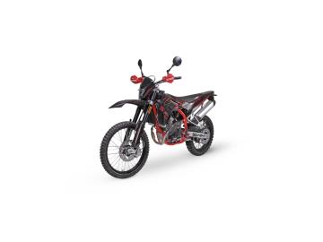 NUOVA SWM RS 125 R 

Prezzo: â‚¬ 3.690,00 + 350 â‚¬ Immatricolazione
Anno Modello: 2026
Chilometraggio: 0 Km Nuova di fabbrica
Cilindrata: 125 cc Guidabile a 16 anni con patente A1 o con patente B
Omologazione: Euro 5+ Adatta alle ultimissime normative sulle emissioni
DESCRIZIONE DEL VEICOLO
SWM RS 125 R (Modello 2026) Perfetta sia per i ragazzi che vogliono un mezzo affidabile per il tragitto casa-scuola, sia per gli appassionati che cercano una ciclistica sincera e professionale per fare del fuoristrada vero nei fine settimana. Il motore eroga i 11 kW (15 CV) massimi previsti dalla legge per la categoria, garantendo consumi ridottissimi (oltre 35 km/l).
CARATTERISTICHE TECNICHE PRINCIPALI:
Motore: Monocilindrico 4T di derivazione bialbero (DOHC), 4 valvole, raffreddamento a liquido. Erogazione fluida e scattante.
Ciclistica: Telaio monotrave a doppia culla in acciaio ad alta resistenza.
Sospensioni: Forcella anteriore a steli rovesciati (USD) e monoammortizzatore posteriore con leveraggio progressivo Soft Damp.
Freni: Impianto a disco anteriore e posteriore con sistema di frenata combinata (CBS).
Luci: Gruppo ottico anteriore e posteriore Full LED di ultima generazione per la massima visibilitÃ .
GARANZIA E VANTAGGI INCLUSI:
Garanzia Ufficiale SWM: 24 mesi (2 anni) valida su tutto il territorio nazionale.
Finanziamenti: PossibilitÃ  di finanziamento personalizzato (anche l'intero importo).


I NOSTRI SERVIZI : 
-Acquisto diretto con pagamento immediato 
-conto vendita
-vendita auto, moto e scooter usati e garantiti
-vendita veicoli d'epoca
-permuta auto con moto e viceversa
-noleggio breve e lungo termine
-finanziamenti personalizzati (rata costante,mini e maxi rate, leasing)
-assistenza post-vendita con societÃ  di garanzie e officine partner
-assicurazioni
-consulenze e stime per acquisti tra privati

VISITA il nostro sito internet: automotousateroma.it oppure scarica la nostra App: automotousateroma dall' Apple store o Play store per restare aggiornato sui nostri ultimi arrivi.

VIENI A TROVARCI PER VEDERE DAL VIVO QUESTO VEICOLO :
Auto Moto Usate Roma s.r.l.Via Appia Nuova 23, 00047, Marino (RM) (adiacente Sorelle Ramonda).

HAI UNA PERMUTA?
compila il form sull'App o nel nostro sito automotousateroma.it
oppure inviaci foto e descrizione (modello anno km motore ...)
al nostro numero whatsapp : Cell. 366-6562866 o 351-4646876 Fisso 06-7215841 e-mail : info@automotousateroma.it

La Auto Moto Usate Roma Srl declina ogni responsabilitÃ  per eventuali involontarie incongruenze che non rappresentano in alcun modo un impegno contrattuale e invitano i clienti a verificare sempre dal vivo la correttezza dei dati che potrebbero non coincidere con lâ€™effettivo equipaggiamento del veicolo spesso dovuto alla incompatibilitÃ  dei dati trasmessi sulle varie piattaforme web. 