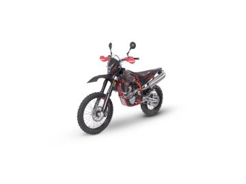 NUOVA SWM RS 300 R 

Prezzo: â‚¬ 6.690,00 + 350 â‚¬ Immatricolazione
Anno Modello: 2026
Chilometraggio: 0 Km Nuova da immatricolare
Cilindrata: 297,6 cc Guidabile con patente A2
Omologazione: Euro 5+ Adatta alle piÃ¹ recenti normative sulle emissioni
DESCRIZIONE DEL VEICOLO
Disponibile in pronta consegna la nuovissima SWM RS 300 R (Modello 2026), lo stato dell'arte delle moto Dual Sport. Nata sulla base della grande tradizione enduristica italiana, la RS 300 R Ã¨ il compromesso perfetto: una ciclistica e una componentistica da vera enduro specialistica abbinate a un'affidabilitÃ  totale e a intervalli di manutenzione stradali (non a ore come i modelli pronto-gara).
Ideale per chi vuole affrontare il fuoristrada tecnico senza lo stress di una manutenzione ossessiva e con la comoditÃ  di un mezzo perfetto anche per i trasferimenti su asfalto. Guidabile con patente A2.
COMPONENTISTICA PREMIUM DI SERIE:
Sospensioni KAYABA (KYB): Forcella a steli rovesciati da 48 mm completamente regolabile e monoammortizzatore posteriore regolabile con leveraggio progressivo Soft Damp. Il top assoluto per assorbire le pietraie e le asperitÃ .
Freni BREMBO: Impianto frenante anteriore e posteriore firmato Brembo con dischi a margherita, per una frenata potente e sempre modulabile.
Motore: Monocilindrico 4T bialbero (DOHC) a 4 valvole, 297.6 cc, raffreddato a liquido. Dotato di iniezione elettronica GET con mappatura dedicata per una risposta al gas fluida e lineare.
Accessori inclusi di serie: Elettroventola di raffreddamento (fondamentale nei tratti lenti/hard), paramotore robusto, paramani e gruppo ottico Full LED.
GARANZIA E SERVIZI INCLUSI:
Garanzia Ufficiale SWM: 24 mesi (2 anni) inclusa, valida in tutta Italia presso la rete ufficiale.
Finanziamenti personalizzati: PossibilitÃ  di finanziare l'intero importo o una quota con piani flessibili (es. mini-rate o formule dedicate).




I NOSTRI SERVIZI : 
-Acquisto diretto con pagamento immediato 
-conto vendita
-vendita auto, moto e scooter usati e garantiti
-vendita veicoli d'epoca
-permuta auto con moto e viceversa
-noleggio breve e lungo termine
-finanziamenti personalizzati (rata costante,mini e maxi rate, leasing)
-assistenza post-vendita con societÃ  di garanzie e officine partner
-assicurazioni
-consulenze e stime per acquisti tra privati

VISITA il nostro sito internet: automotousateroma.it oppure scarica la nostra App: automotousateroma dall' Apple store o Play store per restare aggiornato sui nostri ultimi arrivi.

VIENI A TROVARCI PER VEDERE DAL VIVO QUESTO VEICOLO :
Auto Moto Usate Roma s.r.l.Via Appia Nuova 23, 00047, Marino (RM) (adiacente Sorelle Ramonda).

HAI UNA PERMUTA?
compila il form sull'App o nel nostro sito automotousateroma.it
oppure inviaci foto e descrizione (modello anno km motore ...)
al nostro numero whatsapp : Cell. 366-6562866 o 351-4646876 Fisso 06-7215841 e-mail : info@automotousateroma.it

La Auto Moto Usate Roma Srl declina ogni responsabilitÃ  per eventuali involontarie incongruenze che non rappresentano in alcun modo un impegno contrattuale e invitano i clienti a verificare sempre dal vivo la correttezza dei dati che potrebbero non coincidere con lâ€™effettivo equipaggiamento del veicolo spesso dovuto alla incompatibilitÃ  dei dati trasmessi sulle varie piattaforme web. 
