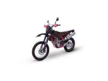 NUOVA SWM RS 500 R 

Prezzo: â‚¬ 7.490,00 + 350 â‚¬ Immatricolazione
Anno Modello: 2026
Chilometraggio: 0 Km Nuova di fabbrica, da immatricolare
Cilindrata: 501 cc Monocilindrico ad alte prestazioni
Omologazione: Euro 5+ In linea con le ultimissime normative ambientali

DESCRIZIONE DEL VEICOLO: 
SWM RS 500 R il punto di riferimento assoluto per il mercato delle enduro Dual Sport di grande cilindrata. Nata sulla base della storica e gloriosa tradizione motoristica italiana, la RS 500 R offre una coppia poderosa fin dai bassissimi regimi e una ciclistica di livello professionale.
COMPONENTISTICA DI LIVELLO PREMIUM:
Sospensioni KAYABA (KYB): Forcella anteriore a steli rovesciati da 48 mm completamente regolabile e monoammortizzatore posteriore regolabile con leveraggio progressivo Soft Damp. Massimo controllo e trazione su sassi, fango e pietraie.
Freni BREMBO: Impianto frenante racing anteriore e posteriore con pinze Brembo e dischi a margherita fissi, per una potenza frenante e una modulabilitÃ  al vertice della categoria.
Motore: Monocilindrico 4T da ben 501 cc, bialbero (DOHC) a 4 valvole, raffreddato a liquido. L'iniezione elettronica Ã¨ ottimizzata per il modello 2026, garantendo un'erogazione lineare ma incredibilmente vigorosa.
Equipaggiamento Adventure pronto all'uso: Elettroventola di raffreddamento di serie (fondamentale nei tratti hard), paramotore robusto, paramani protettivi e nuovo gruppo ottico Full LED ad alta luminositÃ .
GARANZIA E SERVIZI INCLUSI:
Garanzia Ufficiale SWM: 24 mesi (2 anni) inclusa nel prezzo, valida in tutta Italia presso la rete ufficiale.
Finanziamenti personalizzati: Piani finanziari flessibili a tassi agevolati, con possibilitÃ  di mini-rate mensili o formule con maxi-rata.




I NOSTRI SERVIZI : 
-Acquisto diretto con pagamento immediato 
-conto vendita
-vendita auto, moto e scooter usati e garantiti
-vendita veicoli d'epoca
-permuta auto con moto e viceversa
-noleggio breve e lungo termine
-finanziamenti personalizzati (rata costante,mini e maxi rate, leasing)
-assistenza post-vendita con societÃ  di garanzie e officine partner
-assicurazioni
-consulenze e stime per acquisti tra privati

VISITA il nostro sito internet: automotousateroma.it oppure scarica la nostra App: automotousateroma dall' Apple store o Play store per restare aggiornato sui nostri ultimi arrivi.

VIENI A TROVARCI PER VEDERE DAL VIVO QUESTO VEICOLO :
Auto Moto Usate Roma s.r.l.Via Appia Nuova 23, 00047, Marino (RM) (adiacente Sorelle Ramonda).

HAI UNA PERMUTA?
compila il form sull'App o nel nostro sito automotousateroma.it
oppure inviaci foto e descrizione (modello anno km motore ...)
al nostro numero whatsapp : Cell. 366-6562866 o 351-4646876 Fisso 06-7215841 e-mail : info@automotousateroma.it

La Auto Moto Usate Roma Srl declina ogni responsabilitÃ  per eventuali involontarie incongruenze che non rappresentano in alcun modo un impegno contrattuale e invitano i clienti a verificare sempre dal vivo la correttezza dei dati che potrebbero non coincidere con lâ€™effettivo equipaggiamento del veicolo spesso dovuto alla incompatibilitÃ  dei dati trasmessi sulle varie piattaforme web. 