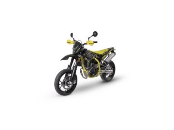 SWM SM 125 R â€“ Il Motard Puro per la Patente A1!
Condizioni: Nuovo di fabbrica (da immatricolare)
Cilindrata: 125 cc (Guidabile a 16 anni con patente A1 o con patente B)
Colore: Nero/Rosso o Nero/Giallo
Prezzo: â‚¬ 3.690,00â‚¬ + 350â‚¬ Immatricolazione.  
Descrizione del Veicolo:
Cerchi il massimo del divertimento su due ruote senza rinunciare alla sicurezza? La SWM SM 125 R Ã¨ il motard definitivo per i giovani piloti (e non solo) che vogliono dominare le curve e il traffico cittadino.
Progettata e assemblata orgogliosamente in Italia, questa moto unisce il DNA racing di SWM a una ciclistica intuitiva e un motore super affidabile. Ãˆ leggera, scattante e con un look aggressivo che non passa decisamente inosservato.
Caratteristiche Principali:
Motore: Monocilindrico 4 tempi, 4 valvole, Bialbero (DOHC), raffreddato a liquido. Euro 5+.
Potenza: Al limite di legge per la categoria A1 (11 kW / 15 CV), massima spinta fin dai bassi regimi.
Ciclistica da Grande: Forcella a steli rovesciati all'anteriore e monoammortizzatore idraulico posteriore per una precisione di guida assoluta.
Sicurezza al Top: Impianto frenante a disco sia all'anteriore che al posteriore con sistema di frenata combinata (CBS) / [Oppure specifica ABS a seconda dell'allestimento esatto del modello].
Vantaggi Inclusi
2 Anni di Garanzia Ufficiale SWM inclusi.
PossibilitÃ  di finanziamento personalizzato anche senza anticipo. 





I NOSTRI SERVIZI : 
-Acquisto diretto con pagamento immediato 
-conto vendita
-vendita auto, moto e scooter usati e garantiti
-vendita veicoli d'epoca
-permuta auto con moto e viceversa
-noleggio breve e lungo termine
-finanziamenti personalizzati (rata costante,mini e maxi rate, leasing)
-assistenza post-vendita con societÃ  di garanzie e officine partner
-assicurazioni
-consulenze e stime per acquisti tra privati

VISITA il nostro sito internet: automotousateroma.it oppure scarica la nostra App: automotousateroma dall' Apple store o Play store per restare aggiornato sui nostri ultimi arrivi.

VIENI A TROVARCI PER VEDERE DAL VIVO QUESTO VEICOLO :
Auto Moto Usate Roma s.r.l.Via Appia Nuova 23, 00047, Marino (RM) (adiacente Sorelle Ramonda).

HAI UNA PERMUTA?
compila il form sull'App o nel nostro sito automotousateroma.it
oppure inviaci foto e descrizione (modello anno km motore ...)
al nostro numero whatsapp : Cell. 366-6562866 o 351-4646876 Fisso 06-7215841 e-mail : info@automotousateroma.it

La Auto Moto Usate Roma Srl declina ogni responsabilitÃ  per eventuali involontarie incongruenze che non rappresentano in alcun modo un impegno contrattuale e invitano i clienti a verificare sempre dal vivo la correttezza dei dati che potrebbero non coincidere con lâ€™effettivo equipaggiamento del veicolo spesso dovuto alla incompatibilitÃ  dei dati trasmessi sulle varie piattaforme web. 