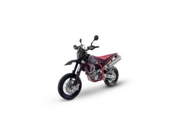 NUOVA SWM SM 500 R â€“ Il Supermotard Senza Compromessi!

Condizioni: Nuovo da immatricolare

Cilindrata: 501 cc (Potenza 34 Cv 25 Kw - ottimizzata per Patente A2)

Prezzo: 5.990,00 â‚¬ f.c. + 350 â‚¬ Immatricolazione

Descrizione del Veicolo:

La SWM SM 500 R viene orgogliosamente prodotta in Italia, Ã¨ la moto ideale per chi cerca le prestazioni e la reattivitÃ  di un vero motard.

Dotata di una ciclistica sopraffina e di un motore monocilindrico dalla coppia esplosiva, la SM 500 R Ã¨ nata per aggredire i passi di montagna, i circuiti cittadini e le piste da kart.

Caratteristiche Tecniche di Riferimento:

Motore: Monocilindrico 4T, 501 cc, Bialbero (DOHC) a 4 valvole, raffreddamento a liquido con elettroventola di serie.
Alimentazione: Iniezione elettronica firmata Mikuni per una risposta del gas fulminea.

Sospensioni Premium:

Anteriore: Forcella rovesciata KAYABA (KYB) pluriregolabile (steli da 48mm).
Posteriore: Monoammortizzatore KAYABA (KYB) completamente regolabile con leveraggio progressivo.

Frenata Racing:
Impianto frenante BREMBO con pinza radiale all'anteriore per arresti millimetrici e sistema ABS.

Componentistica:
Cerchi a raggi di stampo prettamente motard, pneumatici sportivi ad alta aderenza e doppio terminale di scarico per un sound da vera monocilindrica.

Servizi e Agevolazioni Offerti:

Garanzia Ufficiale SWM: 2 anni di tranquillitÃ  inclusi.

Finanziamenti su Misura: PossibilitÃ  di dilazionare l'importo con formule personalizzate (anche con anticipo zero).


I NOSTRI SERVIZI :
-Acquisto diretto con pagamento immediato
-conto vendita
-vendita auto, moto e scooter usati e garantiti
-vendita veicoli d'epoca
-permuta auto con moto e viceversa
-noleggio breve e lungo termine
-finanziamenti personalizzati (rata costante,mini e maxi rate, leasing)
-assistenza post-vendita con societÃ  di garanzie e officine partner
-assicurazioni


VISITA il nostro sito internet: automotousateroma.it oppure scarica la nostra App: automotousateroma dall' Apple store o Play store per restare aggiornato sui nostri ultimi arrivi.

VIENI A TROVARCI PER VEDERE DAL VIVO QUESTO VEICOLO : Auto Moto Usate Roma s.r.l.Via Appia Nuova 23, 00047, Marino (RM) (adiacente Sorelle Ramonda).

HAI UNA PERMUTA? compila il form sull'App o nel nostro sito automotousateroma.it oppure inviaci foto e descrizione (modello anno km motore ...) al nostro numero whatsapp : Cell. 366-6562866 o 351-4646876 Fisso 06-7215841 e-mail : info@automotousateroma.it

La Auto Moto Usate Roma Srl declina ogni responsabilitÃ  per eventuali involontarie incongruenze che non rappresentano in alcun modo un impegno contrattuale e invitano i clienti a verificare sempre dal vivo la correttezza dei dati che potrebbero non coincidere con lâ€™effettivo equipaggiamento del veicolo spesso dovuto alla incompatibilitÃ  dei dati trasmessi sulle varie piattaforme web. 