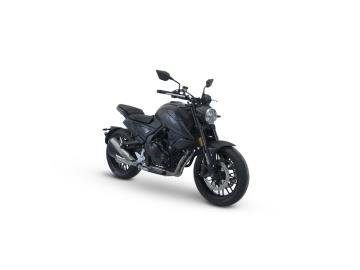 NUOVA SWM GRAN MILANO 500 â€“ Il Perfetto Mix tra Moderno e Neoclassico
Cerchi una moto con personalitÃ , agile nel traffico ma pronta a farti divertire nel weekend? La nuova SWM Gran Milano 500 ridefinisce il concetto di naked stradale.
Dal design muscoloso e originale, arricchita da una componentistica di alto livello e pensata per chi vuole distinguersi con stile, senza stress e con costi di gestione ridottissimi.
SCHEDA TECNICA IN SINTESI:
Modello: SWM Gran Milano 500
Condizioni: Nuovo da immatricolare 
Motore: Bicilindrico parallelo da 494 cc, 4 tempi, raffreddato a liquido
Potenza: 35 kW (47,6 CV) â€“ Guidabile con Patente A2
Peso in ordine di marcia: Solo 188 kg (estremamente facile da manovrare)
Altezza Sella: 790 mm (perfetta e rassicurante per piloti di tutte le altezze)
PUNTI DI FORZA & DOTAZIONE DI SERIE:
Ciclistica Premium: Sospensioni Kayaba (KYB) con forcella a steli rovesciati da 41 mm per una precisione di guida impeccabile.
Frenata da Maximoto: Doppio freno a disco anteriore da 290 mm con pinze JJuan e ABS a doppio canale per la massima sicurezza.
Grip Stradale: Equipaggiata di serie con pneumatici premium Pirelli Angel GT (120/70-17 anteriore e 160/60-17 posteriore).
Elettronica Avanzata: Gestione del motore con doppia mappatura (Sport / Eco), controllo di trazione di serie e display digitale TFT a colori chiaro e moderno con presa USB e connettivitÃ  Bluetooth.
Tecnologia LED: Gruppo ottico Full LED dal design ricercato (con logo SWM integrato nel faro).
PREZZO E OFFERTE:
Prezzo di listino: â‚¬ 5.090 f.c. + 350â‚¬ Immatricolazione. 
Garanzia: 2 anni di garanzia ufficiale della casa madre SWM.
Finanziamento: PossibilitÃ  di finanziamento personalizzato. 






I NOSTRI SERVIZI : 
-Acquisto diretto con pagamento immediato 
-conto vendita
-vendita auto, moto e scooter usati e garantiti
-vendita veicoli d'epoca
-permuta auto con moto e viceversa
-noleggio breve e lungo termine
-finanziamenti personalizzati (rata costante,mini e maxi rate, leasing)
-assistenza post-vendita con societÃ  di garanzie e officine partner
-assicurazioni
-consulenze e stime per acquisti tra privati

VISITA il nostro sito internet: automotousateroma.it oppure scarica la nostra App: automotousateroma dall' Apple store o Play store per restare aggiornato sui nostri ultimi arrivi.

VIENI A TROVARCI PER VEDERE DAL VIVO QUESTO VEICOLO :
Auto Moto Usate Roma s.r.l.Via Appia Nuova 23, 00047, Marino (RM) (adiacente Sorelle Ramonda).

HAI UNA PERMUTA?
compila il form sull'App o nel nostro sito automotousateroma.it
oppure inviaci foto e descrizione (modello anno km motore ...)
al nostro numero whatsapp : Cell. 366-6562866 o 351-4646876 Fisso 06-7215841 e-mail : info@automotousateroma.it

La Auto Moto Usate Roma Srl declina ogni responsabilitÃ  per eventuali involontarie incongruenze che non rappresentano in alcun modo un impegno contrattuale e invitano i clienti a verificare sempre dal vivo la correttezza dei dati che potrebbero non coincidere con lâ€™effettivo equipaggiamento del veicolo spesso dovuto alla incompatibilitÃ  dei dati trasmessi sulle varie piattaforme web. 