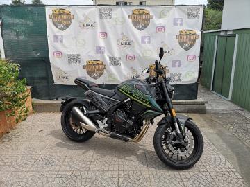 NUOVA SWM GRAN MILANO 500 â€“ Il Perfetto Mix tra Moderno e Neoclassico
Cerchi una moto con personalitÃ , agile nel traffico ma pronta a farti divertire nel weekend? La nuova SWM Gran Milano 500 ridefinisce il concetto di naked stradale.
Dal design muscoloso e originale, arricchita da una componentistica di alto livello e pensata per chi vuole distinguersi con stile, senza stress e con costi di gestione ridottissimi.
SCHEDA TECNICA IN SINTESI:
Modello: SWM Gran Milano 500
Condizioni: Nuovo da immatricolare 
Motore: Bicilindrico parallelo da 494 cc, 4 tempi, raffreddato a liquido
Potenza: 35 kW (47,6 CV) â€“ Guidabile con Patente A2
Peso in ordine di marcia: Solo 188 kg (estremamente facile da manovrare)
Altezza Sella: 790 mm (perfetta e rassicurante per piloti di tutte le altezze)
PUNTI DI FORZA & DOTAZIONE DI SERIE:
Ciclistica Premium: Sospensioni Kayaba (KYB) con forcella a steli rovesciati da 41 mm per una precisione di guida impeccabile.
Frenata da Maximoto: Doppio freno a disco anteriore da 290 mm con pinze JJuan e ABS a doppio canale per la massima sicurezza.
Grip Stradale: Equipaggiata di serie con pneumatici premium Pirelli Angel GT (120/70-17 anteriore e 160/60-17 posteriore).
Elettronica Avanzata: Gestione del motore con doppia mappatura (Sport / Eco), controllo di trazione di serie e display digitale TFT a colori chiaro e moderno con presa USB e connettivitÃ  Bluetooth.
Tecnologia LED: Gruppo ottico Full LED dal design ricercato (con logo SWM integrato nel faro).
PREZZO E OFFERTE:
Prezzo di listino: â‚¬ 5.090 f.c. + 350â‚¬ Immatricolazione. 
Garanzia: 2 anni di garanzia ufficiale della casa madre SWM.
Finanziamento: PossibilitÃ  di finanziamento personalizzato. 






I NOSTRI SERVIZI : 
-Acquisto diretto con pagamento immediato 
-conto vendita
-vendita auto, moto e scooter usati e garantiti
-vendita veicoli d'epoca
-permuta auto con moto e viceversa
-noleggio breve e lungo termine
-finanziamenti personalizzati (rata costante,mini e maxi rate, leasing)
-assistenza post-vendita con societÃ  di garanzie e officine partner
-assicurazioni
-consulenze e stime per acquisti tra privati

VISITA il nostro sito internet: automotousateroma.it oppure scarica la nostra App: automotousateroma dall' Apple store o Play store per restare aggiornato sui nostri ultimi arrivi.

VIENI A TROVARCI PER VEDERE DAL VIVO QUESTO VEICOLO :
Auto Moto Usate Roma s.r.l.Via Appia Nuova 23, 00047, Marino (RM) (adiacente Sorelle Ramonda).

HAI UNA PERMUTA?
compila il form sull'App o nel nostro sito automotousateroma.it
oppure inviaci foto e descrizione (modello anno km motore ...)
al nostro numero whatsapp : Cell. 366-6562866 o 351-4646876 Fisso 06-7215841 e-mail : info@automotousateroma.it

La Auto Moto Usate Roma Srl declina ogni responsabilitÃ  per eventuali involontarie incongruenze che non rappresentano in alcun modo un impegno contrattuale e invitano i clienti a verificare sempre dal vivo la correttezza dei dati che potrebbero non coincidere con lâ€™effettivo equipaggiamento del veicolo spesso dovuto alla incompatibilitÃ  dei dati trasmessi sulle varie piattaforme web. 