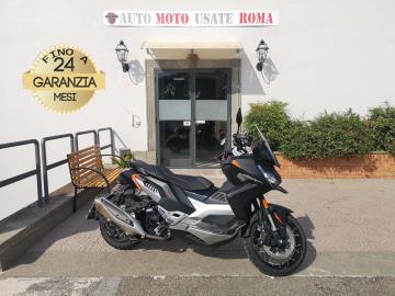 PEUGEOT XP 400 GT

Immatricolato 2025, 399cc, 36Cv/27Kw, 4.000Km, Euro5.

Il prezzo proposto di euro 4.900,00 Ã¨ legato alla promozione web che prevede un acquisto tramite finanziamento, Info in sede.
Il prezzo a Listino senza promo e senza vincoli Ã¨ di euro 5.400,00.

Rimangono sempre esclusi i costi :
-del passaggio di proprietÃ  pari ad euro 200,00

-messa su strada pari ad euro 300,00 che include l'attivazione della garanzia di 12 mesi completa, all' occorrenza controlli e/o tagliando completo preconsegna (olio,filtro olio, filtro aria e tutti i componenti necessari al ripristino), 12 mesi di garanzia estendibili a 24/36mesi in base al veicolo e copre i componenti non soggetti ad usura (dettagli in sede).

Di serie con: Motore Monocilindrico, Abs, faro a Led, raffreddamento a Liquido, vano sottosella, doppio cavalletto, Forcella rovesciata, cerchi a Raggi da 17â€ anteriore e da 15â€ posteriore. 

I NOSTRI SERVIZI :

-Vendita auto usate e storiche, moto e scooter nuovi e usati garantiti
-Acquisto diretto con pagamento immediato o conto vendita
-Permuta auto con moto e viceversa
-Noleggio breve e lungo termine
-Assicurazioni e Finanziamenti personalizzati
-Assistenza post-vendita
-Accessori e antifurti per moto e auto

VISITA il nostro sito internet: automotousateroma.it oppure scarica la nostra App: automotousateroma dall' Apple store o Play store per restare aggiornato sui nostri ultimi arrivi.

VIENI A TROVARCI PER VEDERE DAL VIVO QUESTO VEICOLO :
Auto Moto Usate Roma s.r.l.Via Appia Nuova 23, 00047, Marino (RM) (adiacente Sorelle Ramonda)

*************

HAI UNA PERMUTA?
compila il form sull'App o nel nostro sito automotousateroma.it
oppure inviaci foto e descrizione (modello anno km motore ...)
al nostro numero whatsapp : Cell. 366-6562866 o 351-4646876 Fisso 06-7215841 e-mail :  info@automotousateroma.it

*************
La Auto Moto Usate Roma Srl declina ogni responsabilitÃ  per eventuali involontarie incongruenze che non rappresentano in alcun modo un impegno contrattuale e invitano i clienti a verificare sempre dal vivo la correttezza dei dati che potrebbero non coincidere con lâ€™effettivo equipaggiamento del veicolo spesso dovuto alla incompatibilitÃ  dei dati trasmessi sulle varie piattaforme web.