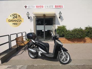 Rivenditore autorizzato di : Piaggio, Vespa, Sym, QJ Motor, Italjet, Tvs Motor, Alza Italia. Trattiamo usato Honda, Yamaha, Kawasaki, Suzuki, Aprilia, Benelli,  Ducati, Moto Guzzi, Moto Morini, BMW, KTM, Triumph, Royal Enfield, Harley-Davidson, Indian, CFMOTO, Voge, Kymco, Peugeot

HONDA SH 300   

Immatricolato 2012, 279cc, 27Cv/20Kw, 105.000Km, Euro3. 
*** Motore Revisionato *** 

Rimangono sempre esclusi i costi :
-del passaggio di proprietÃ  pari ad euro 200,00

-messa su strada pari ad euro 300,00 che include l'attivazione della garanzia di 12 mesi completa, all' occorrenza controlli e/o tagliando completo preconsegna (olio,filtro olio, filtro aria e tutti i componenti necessari al ripristino), 12 mesi di garanzia estendibili a 24/36mesi in base al veicolo e copre i componenti non soggetti ad usura (dettagli in sede).

Di serie con: Motore Monocilindrico, cambio automatico con variatore, raffreddamento a liquido, vano retroscudo e vano sottosella, doppio cavalletto, freno a dischi freno da 256mm anteriore e posteriore, cerchi da 16â€. 

I NOSTRI SERVIZI :

-Vendita auto usate e storiche, moto e scooter nuovi e usati garantiti
-Acquisto diretto con pagamento immediato o conto vendita
-Permuta auto con moto e viceversa
-Noleggio breve e lungo termine
-Assicurazioni e Finanziamenti personalizzati
-Assistenza post-vendita
-Accessori e antifurti per moto e auto

VISITA il nostro sito internet: automotousateroma.it oppure scarica la nostra App: automotousateroma dall' Apple store o Play store per restare aggiornato sui nostri ultimi arrivi.

VIENI A TROVARCI PER VEDERE DAL VIVO QUESTO VEICOLO :
Auto Moto Usate Roma s.r.l.Via Appia Nuova 23, 00047, Marino (RM) (adiacente Sorelle Ramonda)

*************

HAI UNA PERMUTA?
compila il form sull'App o nel nostro sito automotousateroma.it
oppure inviaci foto e descrizione (modello anno km motore ...)
al nostro numero whatsapp : Cell. 366-6562866 o 351-4646876 Fisso 06-7215841 e-mail :  info@automotousateroma.it

*************
La Auto Moto Usate Roma Srl declina ogni responsabilitÃ  per eventuali involontarie incongruenze che non rappresentano in alcun modo un impegno contrattuale e invitano i clienti a verificare sempre dal vivo la correttezza dei dati che potrebbero non coincidere con lâ€™effettivo equipaggiamento del veicolo spesso dovuto alla incompatibilitÃ  dei dati trasmessi sulle varie piattaforme web.