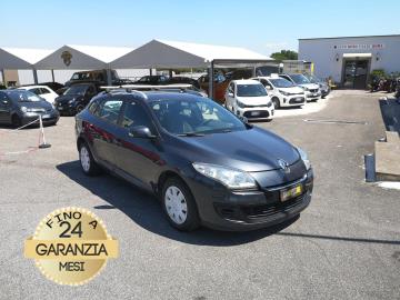 RENAULT MEGANE 1.5 DCI SW 

Immatricolato 2013, 1431cc, 110Cv/81Kw, 157.000Km, 5porte/5posti, Euo5B. 
*** Auto idonea per Neopatentati *** 

Rimangono sempre esclusi i costi :
-del passaggio di proprietà pari ad euro 550,00

-messa su strada pari ad euro 300,00 che include l'attivazione della garanzia di 12 mesi completa, all'occorrenza controlli e/o tagliando completo preconsegna (olio,filtro olio, filtro aria e tutti i componenti necessari al ripristino ivi compresi kit distribuzione), kit gonfiaggio, 12 mesi di garanzia estendibili a 24/36mesi in base al veicolo e copre i componenti non soggetti ad usura (dettagli in sede).

Di serie con: Motore 4 cilindri, cambio manuale a 6 rapporti, Abs, Esp, Airbag, computer di bordo, specchietti elettrici, bracciolo, climatizzatore, radio, fendinebbia, isofix, sensori di parcheggio posteriori, cerchi da 15“ + ruotino, barre portatutto. 

I NOSTRI SERVIZI :

-Vendita auto usate e storiche, moto e scooter nuovi e usati garantiti
-Acquisto diretto con pagamento immediato o conto vendita
-Permuta auto con moto e viceversa
-Noleggio breve e lungo termine
-Assicurazioni e Finanziamenti personalizzati
-Assistenza post-vendita
-Accessori e antifurti per moto e auto

VISITA il nostro sito internet: automotousateroma.it oppure scarica la nostra App: automotousateroma dall' Apple store o Play store per restare aggiornato sui nostri ultimi arrivi.

VIENI A TROVARCI PER VEDERE DAL VIVO QUESTO VEICOLO :
Auto Moto Usate Roma s.r.l.Via Appia Nuova 23, 00047, Marino (RM) (adiacente Sorelle Ramonda)

*************

HAI UNA PERMUTA?
compila il form sull'App o nel nostro sito automotousateroma.it
oppure inviaci foto e descrizione (modello anno km motore ...)
al nostro numero whatsapp : Cell. 366-6562866 o 351-4646876 Fisso 06-7215841 e-mail :  info@automotousateroma.it

*************
La Auto Moto Usate Roma Srl declina ogni responsabilità per eventuali involontarie incongruenze che non rappresentano in alcun modo un impegno contrattuale e invitano i clienti a verificare sempre dal vivo la correttezza dei dati che potrebbero non coincidere con l’effettivo equipaggiamento del veicolo spesso dovuto alla incompatibilità dei dati trasmessi sulle varie piattaforme web.