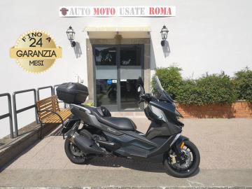 Rivenditore autorizzato di : Piaggio, Vespa, Sym, Swm, QJ Motor, Italjet, Tvs Motor, Alza Italia. Trattiamo usato Honda, Yamaha, Kawasaki, Suzuki, Aprilia, Benelli,  Ducati, Moto Guzzi, Moto Morini, BMW, KTM, Triumph, Royal Enfield, Harley-Davidson, Indian, CFMOTO, Voge, Kymco, Peugeot

BMW C 400 GT 

Immatricolato 2023, 350cc, 34Cv/25Kw, 13.000Km, Euro5. 
*** Scooter Unico proprietario *** 
** Fatture tagliandi e bollo ** 

Rimangono sempre esclusi i costi :
-del passaggio di proprietÃ  pari ad euro 200,00

-messa su strada pari ad euro 300,00 che include l'attivazione della garanzia di 12 mesi completa, all' occorrenza controlli e/o tagliando completo preconsegna (olio,filtro olio, filtro aria e tutti i componenti necessari al ripristino), 12 mesi di garanzia estendibili a 24/36mesi in base al veicolo e copre i componenti non soggetti ad usura (dettagli in sede).

Di serie con: Motore Monocilindrico, cambio automatico con variatore, raffreddamento a Liquido, trasmissione finale a cinghia, Abs, doppio vano retroscudo, ampio vano sottosella, manopole e sella riscaldabili, doppio cavalletto, dischi freno da 265mm, cerchi da 15â€ anteriore e da 14â€ al posteriore. 

I NOSTRI SERVIZI :

-Vendita auto usate e storiche, moto e scooter nuovi e usati garantiti
-Acquisto diretto con pagamento immediato o conto vendita
-Permuta auto con moto e viceversa
-Noleggio breve e lungo termine
-Assicurazioni e Finanziamenti personalizzati
-Assistenza post-vendita
-Accessori e antifurti per moto e auto

VISITA il nostro sito internet: automotousateroma.it oppure scarica la nostra App: automotousateroma dall' Apple store o Play store per restare aggiornato sui nostri ultimi arrivi.

VIENI A TROVARCI PER VEDERE DAL VIVO QUESTO VEICOLO :
Auto Moto Usate Roma s.r.l.Via Appia Nuova 23, 00047, Marino (RM) (adiacente Sorelle Ramonda)

*************

HAI UNA PERMUTA?
compila il form sull'App o nel nostro sito automotousateroma.it
oppure inviaci foto e descrizione (modello anno km motore ...)
al nostro numero whatsapp : Cell. 366-6562866 o 351-4646876 Fisso 06-7215841 e-mail :  info@automotousateroma.it

*************
La Auto Moto Usate Roma Srl declina ogni responsabilitÃ  per eventuali involontarie incongruenze che non rappresentano in alcun modo un impegno contrattuale e invitano i clienti a verificare sempre dal vivo la correttezza dei dati che potrebbero non coincidere con lâ€™effettivo equipaggiamento del veicolo spesso dovuto alla incompatibilitÃ  dei dati trasmessi sulle varie piattaforme web.