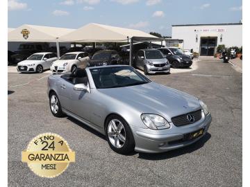 MERCEDES SLK 200 KOMPRESSOR 

Immatricolato 2002, 1998cc, 163Cv/120Kw, 155.000Km, 3porte/2posti, Euo3. 

*** Km Certificati con storico Revisioni, Impianto GPL scad. 2034 *** 

Rimangono sempre esclusi i costi :

-del passaggio di proprietÃ  pari ad euro 750,00

-messa su strada pari ad euro 300,00 che include l'attivazione della garanzia di 12 mesi completa, all'occorrenza controlli e/o tagliando completo preconsegna (olio,filtro olio, filtro aria e tutti i componenti necessari al ripristino ivi compresi kit distribuzione), kit gonfiaggio, 12 mesi di garanzia estendibili a 24/36mesi in base al veicolo e copre i componenti non soggetti ad usura (dettagli in sede).

Di serie con: Motore 4 cilindri, cambio manuale a 6 rapporti, Abs, Airbag, volante ed interni in pelle, vetri e specchietti elettrici, servosterzo, Cruise Control, climatizzatore, radio, fendinebbia, bracciolo, sedili riscaldabili, cerchi il lega cromati da 16â€œ + ruotino. 


I NOSTRI SERVIZI :

-Vendita auto usate e storiche, moto e scooter nuovi e usati garantiti
-Acquisto diretto con pagamento immediato o conto vendita
-Permuta auto con moto e viceversa
-Noleggio breve e lungo termine
-Assicurazioni e Finanziamenti personalizzati
-Assistenza post-vendita
-Accessori e antifurti per moto e auto

VISITA il nostro sito internet: automotousateroma.it oppure scarica la nostra App: automotousateroma dall' Apple store o Play store per restare aggiornato sui nostri ultimi arrivi.

VIENI A TROVARCI PER VEDERE DAL VIVO QUESTO VEICOLO :
Auto Moto Usate Roma s.r.l.Via Appia Nuova 23, 00047, Marino (RM) (adiacente Sorelle Ramonda)

*************

HAI UNA PERMUTA?
compila il form sull'App o nel nostro sito automotousateroma.it
oppure inviaci foto e descrizione (modello anno km motore ...)
al nostro numero whatsapp : Cell. 366-6562866 o 351-4646876 Fisso 06-7215841 e-mail :  info@automotousateroma.it

*************
La Auto Moto Usate Roma Srl declina ogni responsabilitÃ  per eventuali involontarie incongruenze che non rappresentano in alcun modo un impegno contrattuale e invitano i clienti a verificare sempre dal vivo la correttezza dei dati che potrebbero non coincidere con lâ€™effettivo equipaggiamento del veicolo spesso dovuto alla incompatibilitÃ  dei dati trasmessi sulle varie piattaforme web.