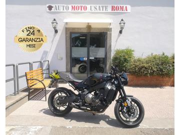 Rivenditore autorizzato di : Piaggio, Vespa, Sym, Swm, QJ Motor, Italjet, Tvs Motor, Alza Italia. Trattiamo usato Honda, Yamaha, Kawasaki, Suzuki, Aprilia, Benelli,  Ducati, Moto Guzzi, Moto Morini, BMW, KTM, Triumph, Royal Enfield, Harley-Davidson, Indian, CFMOTO, Voge, Kymco, Peugeot

YAMAHA XSR 900 

Immatricolato 2023, 890cc, 119Cv/88Kw, 10.000Km, Euo5. 

Il prezzo proposto di euro 6.900,00 Ã¨ legato alla promozione web che prevede un acquisto tramite finanziamento, Info in sede.
Il prezzo a Listino senza promo e senza vincoli Ã¨ di euro 7.900,00.

Rimangono sempre esclusi i costi :

-del passaggio di proprietÃ  pari ad euro 200,00

-messa su strada pari ad euro 200,00 che include l'attivazione della garanzia di 12 mesi completa, all'occorrenza controlli e/o tagliando completo preconsegna (olio,filtro olio, filtro aria e tutti i componenti necessari al ripristino ivi compresi kit distribuzione), kit gonfiaggio, 12 mesi di garanzia estendibili a 24/36mesi in base al veicolo e copre i componenti non soggetti ad usura (dettagli in sede).

Di serie con: Motore Tre cilindri in linea, cambio manuale a 6 rapporti, computer di bordo, raffreddamento a Liquido, Abs, Forcella telescopica KYB USD completamente regolabile con steli rovesciatI da 41 mm, Forcellone oscillante KYB completamente regolabile a leveraggi progressivi, regolabile nel precarico molla e in estensione, pompa freno Brembo regolabile, doppio disco anteriore da 298mm e da 245mm al posteriore, cerchi da 17â€. 
Accessoriata con: Scarico Mivv, porta targa regolabile, cupolino, copri karter, grigia faro, nottolini alza moto, frecce a Led, specchietti richiudibili. 


I NOSTRI SERVIZI :

-Vendita auto usate e storiche, moto e scooter nuovi e usati garantiti
-Acquisto diretto con pagamento immediato o conto vendita
-Permuta auto con moto e viceversa
-Noleggio breve e lungo termine
-Assicurazioni e Finanziamenti personalizzati
-Assistenza post-vendita
-Accessori e antifurti per moto e auto

VISITA il nostro sito internet: automotousateroma.it oppure scarica la nostra App: automotousateroma dall' Apple store o Play store per restare aggiornato sui nostri ultimi arrivi.

VIENI A TROVARCI PER VEDERE DAL VIVO QUESTO VEICOLO :
Auto Moto Usate Roma s.r.l.Via Appia Nuova 23, 00047, Marino (RM) (adiacente Sorelle Ramonda)

*************

HAI UNA PERMUTA?
compila il form sull'App o nel nostro sito automotousateroma.it
oppure inviaci foto e descrizione (modello anno km motore ...)
al nostro numero whatsapp : Cell. 366-6562866 o 351-4646876 Fisso 06-7215841 e-mail :  info@automotousateroma.it

*************
La Auto Moto Usate Roma Srl declina ogni responsabilitÃ  per eventuali involontarie incongruenze che non rappresentano in alcun modo un impegno contrattuale e invitano i clienti a verificare sempre dal vivo la correttezza dei dati che potrebbero non coincidere con lâ€™effettivo equipaggiamento del veicolo spesso dovuto alla incompatibilitÃ  dei dati trasmessi sulle varie piattaforme web.