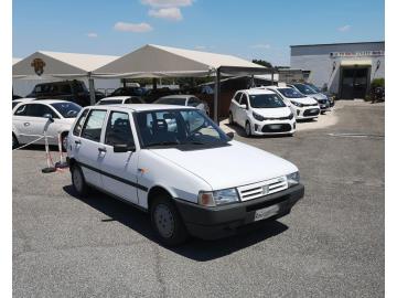 FIAT UNO 1.1 5p. 60 S GPL 

Immatricolato 1991, 1108cc, 56Cv/41Kw, 165.000Km, 5porte/5posti. 
*** Auto targata Roma *** 

Rimangono sempre esclusi i costi :

-del passaggio di proprietÃ  pari ad euro 300,00

- Nella formula Outlet il veicolo viene venduto con la formula Visto e piaciuta, e con la conformitÃ  legale del mezzo. 

Di serie con: Motore 4 cilindri in linea, cambio manuale a 5 marce, Impianto Gpl, vetri elettrici anteriori, radio, clima, sedili in tessuto, Sedile posteriore sdoppiato, cerchi da 13â€. 


I NOSTRI SERVIZI :

-Vendita auto usate e storiche, moto e scooter nuovi e usati garantiti
-Acquisto diretto con pagamento immediato o conto vendita
-Permuta auto con moto e viceversa
-Noleggio breve e lungo termine
-Assicurazioni e Finanziamenti personalizzati
-Assistenza post-vendita
-Accessori e antifurti per moto e auto

VISITA il nostro sito internet: automotousateroma.it oppure scarica la nostra App: automotousateroma dall' Apple store o Play store per restare aggiornato sui nostri ultimi arrivi.

VIENI A TROVARCI PER VEDERE DAL VIVO QUESTO VEICOLO :
Auto Moto Usate Roma s.r.l.Via Appia Nuova 23, 00047, Marino (RM) (adiacente Sorelle Ramonda)

*************

HAI UNA PERMUTA?
compila il form sull'App o nel nostro sito automotousateroma.it
oppure inviaci foto e descrizione (modello anno km motore ...)
al nostro numero whatsapp : Cell. 366-6562866 o 351-4646876 Fisso 06-7215841 e-mail :  info@automotousateroma.it

*************
La Auto Moto Usate Roma Srl declina ogni responsabilitÃ  per eventuali involontarie incongruenze che non rappresentano in alcun modo un impegno contrattuale e invitano i clienti a verificare sempre dal vivo la correttezza dei dati che potrebbero non coincidere con lâ€™effettivo equipaggiamento del veicolo spesso dovuto alla incompatibilitÃ  dei dati trasmessi sulle varie piattaforme web.