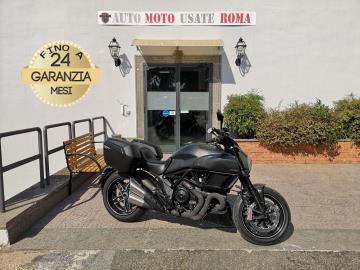 Rivenditore autorizzato di : Piaggio, Vespa, Sym, Swm, QJ Motor, Italjet, Tvs Motor, Alza Italia. Trattiamo usato Honda, Yamaha, Kawasaki, Suzuki, Aprilia, Benelli, Ducati, Moto Guzzi, Moto Morini, BMW, KTM, Triumph, Royal Enfield, Harley-Davidson, Indian, CFMOTO, Voge, Kymco, Peugeot

DUCATI DIAVEL 1200 CARBON

Immatricolato 2017, 1198cc, 152Cv 112Kw, 22.200Km, Euro4.

*** Moto Bollata, Revisionata e con Km certificati ***

** Moto Tagliandata e con Desmo fatto presso Ducati Ufficiale **

Il prezzo proposto di euro 9.900,00 è legato alla promozione web che prevede un acquisto tramite finanziamento, Info in sede.

Il prezzo a Listino senza promo e senza vincoli è di euro 10.900,00.

Rimangono sempre esclusi i costi :

-del passaggio di proprietà pari ad euro 200,00.

-messa su strada pari ad euro 400,00 che include l'attivazione della garanzia di 12 mesi completa, all' occorrenza controlli e o tagliando completo preconsegna (olio,filtro olio, filtro aria e tutti i componenti necessari al ripristino), 12 mesi di garanzia estendibili a 24 36mesi in base al veicolo e copre i componenti non soggetti ad usura (dettagli in sede).

Con: Motore bicilindrico a V, cambio manuale a 6 rapporti, Abs, raffreddamento a liquido, computer di bordo, capacità serbatoio 17 Lt, Forcella a steli rovesciati da 50 mm completamente regolabile con riporto DLC sugli steli, Progressiva con monoammortizzatore completamente regolabile. Regolazione remota del precarico molla. Forcellone monobraccio in alluminio, impianto frenante Brembo con dischi freno da 320mm anteriore e da 265mm al posteriore, cerchi da 17”.

Accessoriato con: Borse laterali Shad sh23.

I NOSTRI SERVIZI :
-Vendita auto usate e storiche, moto e scooter nuovi e usati garantiti -Acquisto diretto con pagamento immediato o conto vendita -Permuta auto con moto e viceversa -Noleggio breve e lungo termine -Assicurazioni e Finanziamenti personalizzati -Assistenza post-vendita -Accessori e antifurti per moto e auto

VISITA il nostro sito internet: automotousateroma.it oppure scarica la nostra App: automotousateroma dall' Apple store o Play store per restare aggiornato sui nostri ultimi arrivi.

VIENI A TROVARCI PER VEDERE DAL VIVO QUESTO VEICOLO :
Auto Moto Usate Roma s.r.l.Via Appia Nuova 23, 00047, Marino (RM) (adiacente Sorelle Ramonda)

*************

HAI UNA PERMUTA?
compila il form sull'App o nel nostro sito automotousateroma.it
oppure inviaci foto e descrizione (modello anno km motore ...)
al nostro numero whatsapp : Cell. 366-6562866 o 351-4646876 Fisso 06-7215841 e-mail : info@automotousateroma.it

*************
La Auto Moto Usate Roma Srl declina ogni responsabilità per eventuali involontarie incongruenze che non rappresentano in alcun modo un impegno contrattuale e invitano i clienti a verificare sempre dal vivo la correttezza dei dati.