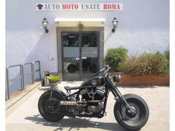 Rivenditore autorizzato di : Piaggio, Vespa, Sym, Swm, QJ Motor, Italjet, Tvs Motor, Alza Italia. Trattiamo usato Honda, Yamaha, Kawasaki, Suzuki, Aprilia, Benelli,  Ducati, Moto Guzzi, Moto Morini, BMW, KTM, Triumph, Royal Enfield, Harley-Davidson, Indian, CFMOTO, Voge, Kymco, Peugeot

HARLEY DAVIDSON 883 BRUSHED ARMON 

Immatricolato 1993, 883cc, 58Cv/42Kw.
** Special By Moto Design Custom **
*** Moto Iscritta ASI *** 

Rimangono sempre esclusi i costi : 
-del passaggio di proprietÃ  pari ad euro 200,00.

- Nella formula Outlet il veicolo viene venduto con la formula Visto e piaciuta, e con la conformitÃ  legale del mezzo. 

Con: Motore Bicilindrico a V, cambio manuale a 4 rapporti, raffreddamento ad aria, Forcella Springer, conta giri e conta km incorporati nel serbatoio, scarico MDC, cerchi lenticolari lavorati 19â€ anteriore e da 16â€ al posteriore. 

I NOSTRI SERVIZI :

-Vendita auto usate e storiche, moto e scooter nuovi e usati garantiti
-Acquisto diretto con pagamento immediato o conto vendita
-Permuta auto con moto e viceversa
-Noleggio breve e lungo termine
-Assicurazioni e Finanziamenti personalizzati
-Assistenza post-vendita
-Accessori e antifurti per moto e auto

VISITA il nostro sito internet: automotousateroma.it oppure scarica la nostra App: automotousateroma dall' Apple store o Play store per restare aggiornato sui nostri ultimi arrivi.

VIENI A TROVARCI PER VEDERE DAL VIVO QUESTO VEICOLO :
Auto Moto Usate Roma s.r.l.Via Appia Nuova 23, 00047, Marino (RM) (adiacente Sorelle Ramonda)

*************

HAI UNA PERMUTA?
compila il form sull'App o nel nostro sito automotousateroma.it
oppure inviaci foto e descrizione (modello anno km motore ...)
al nostro numero whatsapp : Cell. 366-6562866 o 351-4646876 Fisso 06-7215841 e-mail :  info@automotousateroma.it

*************
La Auto Moto Usate Roma Srl declina ogni responsabilitÃ  per eventuali involontarie incongruenze che non rappresentano in alcun modo un impegno contrattuale e invitano i clienti a verificare sempre dal vivo la correttezza dei dati che potrebbero non coincidere con lâ€™effettivo equipaggiamento del veicolo spesso dovuto alla incompatibilitÃ  dei dati trasmessi sulle varie piattaforme web.