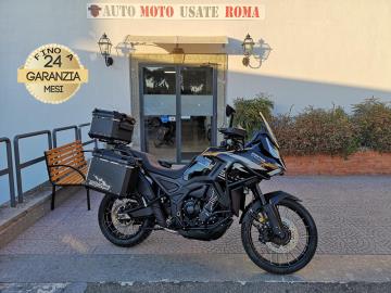 Rivenditore autorizzato di : Piaggio, Vespa, Sym, Swm, QJ Motor, Italjet, Tvs Motor, Alza Italia. Trattiamo usato Honda, Yamaha, Kawasaki, Suzuki, Aprilia, Benelli,  Ducati, Moto Guzzi, Moto Morini, BMW, KTM, Triumph, Royal Enfield, Harley-Davidson, Indian, CFMOTO, Voge, Kymco, Peugeot

ZONTES ZT 703-F 

Immatricolato 2025, 699cc, 95Cv/70Kw, 5.500Km, Euro5+.
*** Moto Unicoproprietaro e in Garanzia Ufficiale fino al 2027 *** 

Rimangono sempre esclusi i costi : 
-del passaggio di proprietÃ  pari ad euro 200,00.

-messa su strada pari ad euro 200,00 che include l'attivazione della garanzia di 12 mesi completa, all' occorrenza controlli e/o tagliando completo preconsegna (olio,filtro olio, filtro aria e tutti i componenti necessari al ripristino), 12 mesi di garanzia estendibili a 24/36mesi in base al veicolo e copre i componenti non soggetti ad usura (dettagli in sede)

Con: Motore 3 cilindri, cambio manuale a 6 rapporti, Abs, raffreddamento a Liquido, 2 mappature motore, Cruise control, fari a Led, Forcella Marzocchi a steli rovesciati regolabile in precarico, estensione e compressione, Monoammortizzatore Marzocchi regolabile in precarico ed estensione, dischi freno da 310mm anteriore e da 265mm al posteriore, cerchi a raggi da 21â€ anteriore e da 18â€ al posteriore. 

Accessoriato con: Parabrezza fumÃ¨ regolabile elettronicamente, paramotore, faretti di profonditÃ , manopole riscaldabili, telecamera anteriore e posteriore, tris valigie originali. 

I NOSTRI SERVIZI :

-Vendita auto usate e storiche, moto e scooter nuovi e usati garantiti
-Acquisto diretto con pagamento immediato o conto vendita
-Permuta auto con moto e viceversa
-Noleggio breve e lungo termine
-Assicurazioni e Finanziamenti personalizzati
-Assistenza post-vendita
-Accessori e antifurti per moto e auto

VISITA il nostro sito internet: automotousateroma.it oppure scarica la nostra App: automotousateroma dall' Apple store o Play store per restare aggiornato sui nostri ultimi arrivi.

VIENI A TROVARCI PER VEDERE DAL VIVO QUESTO VEICOLO :
Auto Moto Usate Roma s.r.l.Via Appia Nuova 23, 00047, Marino (RM) (adiacente Sorelle Ramonda)

*************

HAI UNA PERMUTA?
compila il form sull'App o nel nostro sito automotousateroma.it
oppure inviaci foto e descrizione (modello anno km motore ...)
al nostro numero whatsapp : Cell. 366-6562866 o 351-4646876 Fisso 06-7215841 e-mail :  info@automotousateroma.it

*************
La Auto Moto Usate Roma Srl declina ogni responsabilitÃ  per eventuali involontarie incongruenze che non rappresentano in alcun modo un impegno contrattuale e invitano i clienti a verificare sempre dal vivo la correttezza dei dati che potrebbero non coincidere con lâ€™effettivo equipaggiamento del veicolo spesso dovuto alla incompatibilitÃ  dei dati trasmessi sulle varie piattaforme web.