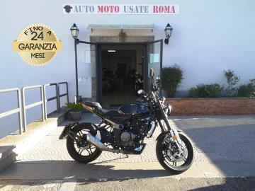 Rivenditore autorizzato di : Piaggio, Vespa, Sym, Swm, QJ Motor, Italjet, Tvs Motor, Alza Italia. Trattiamo usato Honda, Yamaha, Kawasaki, Suzuki, Aprilia, Benelli,  Ducati, Moto Guzzi, Moto Morini, BMW, KTM, Triumph, Royal Enfield, Harley-Davidson, Indian, CFMOTO, Voge, Kymco, Peugeot

VOGE TROFEO 300 AC

Immatricolato 2023, 292cc, 21Kw/29Cv, 29.600Km, Euro5. 

- del passaggio di proprietÃ  pari ad euro 200,00
-messa su strada pari ad euro 300,00 che include l'attivazione della garanzia di 12 mesi completa, all' occorrenza controlli e/o tagliando completo preconsegna (olio,filtro olio, filtro aria e tutti i componenti necessari al ripristino), 12 mesi di garanzia estendibili a 24/36mesi in base al veicolo e copre i componenti non soggetti ad usura (dettagli in sede).

Con: Motore Monocilindrico, cambio manuale a 6 rapporti, computer di bordo, ABS, raffreddamento a liquido, Fari e frecce a Led, doppio freno a disco da 300mm anteriore e da 220mm al posteriore, cerchi da 17â€. 

I NOSTRI SERVIZI :

-Vendita auto usate e storiche, moto e scooter nuovi e usati garantiti
-Acquisto diretto con pagamento immediato o conto vendita
-Permuta auto con moto e viceversa
-Noleggio breve e lungo termine
-Assicurazioni e Finanziamenti personalizzati
-Assistenza post-vendita
-Accessori e antifurti per moto e auto

VISITA il nostro sito internet: automotousateroma.it oppure scarica la nostra App: automotousateroma dall' Apple store o Play store per restare aggiornato sui nostri ultimi arrivi.

VIENI A TROVARCI PER VEDERE DAL VIVO QUESTO VEICOLO :
Auto Moto Usate Roma s.r.l.Via Appia Nuova 23, 00047, Marino (RM) (adiacente Sorelle Ramonda)

*************

HAI UNA PERMUTA?
compila il form sull'App o nel nostro sito automotousateroma.it
oppure inviaci foto e descrizione (modello anno km motore ...)
al nostro numero whatsapp : Cell. 366-6562866 o 351-4646876 Fisso 06-7215841 e-mail :  info@automotousateroma.it

*************
La Auto Moto Usate Roma Srl declina ogni responsabilitÃ  per eventuali involontarie incongruenze che non rappresentano in alcun modo un impegno contrattuale e invitano i clienti a verificare sempre dal vivo la correttezza dei dati che potrebbero non coincidere con lâ€™effettivo equipaggiamento del veicolo spesso dovuto alla incompatibilitÃ  dei dati trasmessi sulle varie piattaforme web.