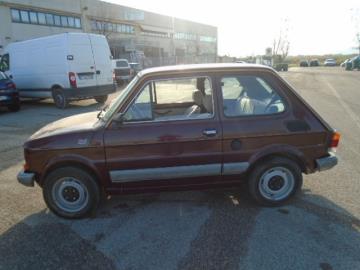 Auto d' epoca. Modello Fiat 126 652 RED. Anno prima immatricolazione nel 1980. Colore della carrozzeria rosso pastello. Alimentazione Benzina. Vettura Targata PG363341. Auto funzionante
