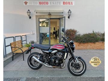 KAWASAKI Z 900 RS
Immatricolata 2023, 948cc, 17.700 Km, 111Cv 82Kw, Euro5.
*** Moto Unicoproprietario, Tagliandi Ufficiali ***
Con: Motore a 4 cilindri in linea, cambio manuale a 6 rapporti, Abs, computer di bordo, raffreddamento a Liquido, faro a Led, Forcella rovesciata da 41 mm con regolazione dello smorzamento in estensione e del precarico della molla, Back-link orizzontale, con regolazione dello smorzamento in estensione e del precarico della molla, capacità carburante 17 Lt, doppio freno a disco da 300mm e da 260mm al posteriore, cerchi da 17â€.
Accessoriata con: Griglia radiatore, estenzione cavalletto, battitacco in ergal, tappo radiatore, rise (Motowolf).
Rimangono sempre esclusi i costi :
Il prezzo proposto di euro 7.900,00euro è legato alla promozione web che prevede un acquisto tramite finanziamento di intero importo. Info in sede.
Il prezzo a Listino senza promo è di euro 8.700,00.
-del passaggio di proprietà pari ad euro 200,00.
-messa su strada pari ad euro 300,00 che include l'attivazione della garanzia di 12 mesi completa, controlli e o tagliando completo preconsegna all'occorrenza (olio,filtro olio, filtro aria e tutti i componenti necessari al ripristino), 12 mesi di garanzia estendibili a 24 36mesi in base al veicolo e copre i componenti non soggetti ad usura (dettagli in sede).
I NOSTRI SERVIZI :
-Acquisto diretto con pagamento immediato
-conto vendita
-vendita auto, moto e scooter usati e garantiti
-vendita veicoli d'epoca
-permuta auto con moto e viceversa
-noleggio breve e lungo termine
-finanziamenti personalizzati (rata costante,mini e maxi rate, leasing)
-assistenza post-vendita con società di garanzie e officine partner
-assicurazioni
-consulenze e stime per acquisti tra privati
VISITA il nostro sito internet: automotousateroma.it oppure scarica la nostra App: automotousateroma dall' Apple store o Play store per restare aggiornato sui nostri ultimi arrivi.
VIENI A TROVARCI PER VEDERE DAL VIVO QUESTO VEICOLO :
Auto Moto Usate Roma s.r.l.Via Appia Nuova 23, 00047, Marino (RM) (adiacente Sorelle Ramonda)
*************
HAI UNA PERMUTA?
compila il form sull'App o nel nostro sito automotousateroma.it
oppure inviaci foto e descrizione (modello anno km motore ...)
al nostro numero whatsapp : Cell. 366-6562866 o 351-4646876 Fisso 06-7215841 e-mail : info@automotousateroma.it
*************
La Auto Moto Usate Roma Srl declina ogni responsabilità per eventuali involontarie incongruenze che non rappresentano in alcun modo un impegno contrattuale e invitano i clienti a verificare sempre dal vivo la correttezza dei dati che potrebbero non coincidere con l’effettivo equipaggiamento del veicolo spesso dovuto alla incompatibilità dei dati trasmessi sulle varie piattaforme web. KAWASAKI Z 900 RS
Immatricolata 2023, 948cc, 17.700 Km, 111Cv 82Kw, Euro5.
*** Moto Unicoproprietario, Tagliandi Ufficiali ***
Con: Motore a 4 cilindri in linea, cambio manuale a 6 rapporti, Abs, computer di bordo, raffreddamento a Liquido, faro a Led, Forcella rovesciata da 41 mm con regolazione dello smorzamento in estensione e del precarico della molla, Back-link orizzontale, con regolazione dello smorzamento in estensione e del precarico della molla, capacità carburante 17 Lt, doppio freno a disco da 300mm e da 260mm al posteriore, cerchi da 17â€.
Accessoriata con: Griglia radiatore, estenzione cavalletto, battitacco in ergal, tappo radiatore, rise (Motowolf).
Rimangono sempre esclusi i costi :
Il prezzo proposto di euro 7.900,00euro è legato alla promozione web che prevede un acquisto tramite finanziamento di intero importo. Info in sede.
Il prezzo a Listino senza promo è di euro 8.700,00.
-del passaggio di proprietà pari ad euro 200,00.
-messa su strada pari ad euro 300,00 che include l'attivazione della garanzia di 12 mesi completa, controlli e o tagliando completo preconsegna all'occorrenza (olio,filtro olio, filtro aria e tutti i componenti necessari al ripristino), 12 mesi di garanzia estendibili a 24 36mesi in base al veicolo e copre i componenti non soggetti ad usura (dettagli in sede).
I NOSTRI SERVIZI :
-Acquisto diretto con pagamento immediato
-conto vendita
-vendita auto, moto e scooter usati e garantiti
-vendita veicoli d'epoca
-permuta auto con moto e viceversa
-noleggio breve e lungo termine
-finanziamenti personalizzati (rata costante,mini e maxi rate, leasing)
-assistenza post-vendita con società di garanzie e officine partner
-assicurazioni
-consulenze e stime per acquisti tra privati
VISITA il nostro sito internet: automotousateroma.it oppure scarica la nostra App: automotousateroma dall' Apple store o Play store per restare aggiornato sui nostri ultimi arrivi.
VIENI A TROVARCI PER VEDERE DAL VIVO QUESTO VEICOLO :
Auto Moto Usate Roma s.r.l.Via Appia Nuova 23, 00047, Marino (RM) (adiacente Sorelle Ramonda)
*************
HAI UNA PERMUTA?
compila il form sull'App o nel nostro sito automotousateroma.it
oppure inviaci foto e descrizione (modello anno km motore ...)
al nostro numero whatsapp : Cell. 366-6562866 o 351-4646876 Fisso 06-7215841 e-mail : info@automotousateroma.it
*************
La Auto Moto Usate Roma Srl declina ogni responsabilità per eventuali involontarie incongruenze che non rappresentano in alcun modo un impegno contrattuale e invitano i clienti a verificare sempre dal vivo la correttezza dei dati che potrebbero non coincidere con l’effettivo equipaggiamento del veicolo spesso dovuto alla incompatibilità dei dati trasmessi sulle varie piattaforme web.