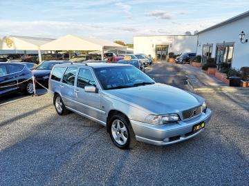 V70 2.0i turbo 20V cat. T-5 AWD OPTIMA
Immatricolato 1997, 1954cc, 123.000Km, 226Cv 166Kw, 5porte 5posti, Euro2.
*** Tagliandi ufficilai, vettura Unicoproprietario ***
Con: Motore a 5 cilindri, cambio manuale a 5 rapporti, Abs, Airbag, Chiusura centralizzata con telecomando, vetri e specchietti elettrici, tasto apertura bagagliaio, climatizzatore, Fendinebbia, interni in pelle, Servosterzo, volante regolabile, cerchi in lega da 16†+ ruota di scorta.
Rimangono sempre esclusi i costi :
-del passaggio di proprietà pari ad euro 250,00.
-messa su strada pari ad euro 300,00 che include controlli tagliando completo preconsegna (olio,filtro olio, filtro aria e tutti icomponenti necessari al ripristino ), kit ruota di scorta o kit gonfiaggio.
Il prezzo del veicolo pubblicizzato è stato calcolato utilizzando tutte le campagne commerciali a disposizione.
*************
I NOSTRI SERVIZI :
-Acquisto diretto con pagamento immediato
-conto vendita
-vendita auto, moto e scooter usati e garantiti
-vendita veicoli d'epoca
-permuta auto con moto e viceversa
-noleggio breve e lungo termine
-finanziamenti personalizzati (rata costante,mini e maxi rate, leasing)
-assistenza post-vendita con società di garanzie e officine partner
-assicurazioni
-consulenze e stime per acquisti tra privati
VISITA il nostro sito internet: automotousateroma.it oppure scarica la nostra App: automotousateroma dall' Apple store o Play store per restare aggiornato sui nostri ultimi arrivi.
VIENI A TROVARCI PER VEDERE DAL VIVO QUESTO VEICOLO :
Auto Moto Usate Roma s.r.l.Via Appia Nuova 23, 00047, Marino (RM) (adiacente Sorelle Ramonda)
*************
HAI UNA PERMUTA?
compila il form sull'App o nel nostro sito automotousateroma.it
oppure inviaci foto e descrizione (modello anno km motore ...)
al nostro numero whatsapp : Cell. 366-6562866 o 351-4646876 Fisso 06-7215841 e-mail : info@automotousateroma.it
*************
La Auto Moto Usate Roma Srl declina ogni responsabilità per eventuali involontarie incongruenze che non rappresentano in alcun modo un impegno contrattuale e invitano i clienti a verificare sempre dal vivo la correttezza dei dati che potrebbero non coincidere con l’effettivo equipaggiamento del veicolo spesso dovuto alla incompatibilità dei dati trasmessi sulle varie piattaforme web.
V70 2.0i turbo 20V cat. T-5 AWD OPTIMA
Immatricolato 1997, 1954cc, 123.000Km, 226Cv 166Kw, 5porte 5posti, Euro2.
*** Tagliandi ufficilai, vettura Unicoproprietario ***
Con: Motore a 5 cilindri, cambio manuale a 5 rapporti, Abs, Airbag, Chiusura centralizzata con telecomando, vetri e specchietti elettrici, tasto apertura bagagliaio, climatizzatore, Fendinebbia, interni in pelle, Servosterzo, volante regolabile, cerchi in lega da 16†+ ruota di scorta.
Rimangono sempre esclusi i costi :
-del passaggio di proprietà pari ad euro 250,00.
-messa su strada pari ad euro 300,00 che include controlli tagliando completo preconsegna (olio,filtro olio, filtro aria e tutti icomponenti necessari al ripristino ), kit ruota di scorta o kit gonfiaggio.
Il prezzo del veicolo pubblicizzato è stato calcolato utilizzando tutte le campagne commerciali a disposizione.
*************
I NOSTRI SERVIZI :
-Acquisto diretto con pagamento immediato
-conto vendita
-vendita auto, moto e scooter usati e garantiti
-vendita veicoli d'epoca
-permuta auto con moto e viceversa
-noleggio breve e lungo termine
-finanziamenti personalizzati (rata costante,mini e maxi rate, leasing)
-assistenza post-vendita con società di garanzie e officine partner
-assicurazioni
-consulenze e stime per acquisti tra privati
VISITA il nostro sito internet: automotousateroma.it oppure scarica la nostra App: automotousateroma dall' Apple store o Play store per restare aggiornato sui nostri ultimi arrivi.
VIENI A TROVARCI PER VEDERE DAL VIVO QUESTO VEICOLO :
Auto Moto Usate Roma s.r.l.Via Appia Nuova 23, 00047, Marino (RM) (adiacente Sorelle Ramonda)
*************
HAI UNA PERMUTA?
compila il form sull'App o nel nostro sito automotousateroma.it
oppure inviaci foto e descrizione (modello anno km motore ...)
al nostro numero whatsapp : Cell. 366-6562866 o 351-4646876 Fisso 06-7215841 e-mail : info@automotousateroma.it
*************
La Auto Moto Usate Roma Srl declina ogni responsabilità per eventuali involontarie incongruenze che non rappresentano in alcun modo un impegno contrattuale e invitano i clienti a verificare sempre dal vivo la correttezza dei dati che potrebbero non coincidere con l’effettivo equipaggiamento del veicolo spesso dovuto alla incompatibilità dei dati trasmessi sulle varie piattaforme web.