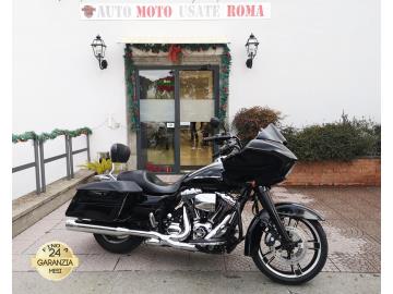 HARLEY DAVIDSON FLTRXS ROAD GLIDE 1690
Immatricolata 2016, 1690cc, 87Cv/64Kw, 36.400Km, Euro3.
*** Moto tagliandata, gommata, revisionata e con batteria nuova ***
Il prezzo proposto di euro 19.400,00 è legato alla promozione web che prevede un acquisto tramite finanziamento, Info in sede.
Il prezzo a Listino senza promo e senza vincoli è di euro 20.900,00.
Rimangono sempre esclusi i costi :
-del passaggio di proprietà pari ad euro 200,00.
-messa su strada pari ad euro 300,00 che include l'attivazione della garanzia di 12 mesi completa, all' occorrenza controlli e/o tagliando completo preconsegna (olio,filtro olio, filtro aria e tutti i componenti necessari al ripristino), 12 mesi di garanzia estendibili a 24/36mesi in base al veicolo e copre i componenti non soggetti ad usura (dettagli in sede).
Descrizione del mezzo: Motore Bicilindrico a V, cambio manuale a 6 rapporti, Abs, computer di bordo, stereo display con radio e navigatore, faro a Led, scarichi Vance&Hines, Kit ammortizzatori Ama HD, freni a disco anteriori e posteriori da 320mm, cerchi da 19†anteriori e da 16†posteriore.
Accessoriato con: Kit ammortizzatori originali, paramotore, schienalino passeggero con porta pacchi, rivestimento in pelle coperchio valigie, porta Usb, porta cellulare.
I NOSTRI SERVIZI :
-Acquisto diretto con pagamento immediato
-conto vendita
-vendita auto, moto e scooter usati e garantiti
-vendita veicoli d'epoca
-permuta auto con moto e viceversa
-noleggio breve e lungo termine
-finanziamenti personalizzati (rata costante,mini e maxi rate, leasing)
-assistenza post-vendita con società di garanzie e officine partner
-assicurazioni
-consulenze e stime per acquisti tra privati
VISITA il nostro sito internet: automotousateroma.it oppure scarica la nostra App: automotousateroma dall' Apple store o Play store per restare aggiornato sui nostri ultimi arrivi.
VIENI A TROVARCI PER VEDERE DAL VIVO QUESTO VEICOLO :
Auto Moto Usate Roma s.r.l.Via Appia Nuova 23, 00047, Marino (RM) (adiacente Sorelle Ramonda)
*************
HAI UNA PERMUTA?
compila il form sull'App o nel nostro sito automotousateroma.it
oppure inviaci foto e descrizione (modello anno km motore ...)
al nostro numero whatsapp : Cell. 366-6562866 o 351-4646876 Fisso 06-7215841 e-mail : info@automotousateroma.it
*************
La Auto Moto Usate Roma Srl declina ogni responsabilità per eventuali involontarie incongruenze che non rappresentano in alcun modo un impegno contrattuale e invitano i clienti a verificare sempre dal vivo la correttezza dei dati che potrebbero non coincidere con l’effettivo equipaggiamento del veicolo spesso dovuto alla incompatibilità dei dati trasmessi sulle varie piattaforme web. HARLEY DAVIDSON FLTRXS ROAD GLIDE 1690
Immatricolata 2016, 1690cc, 87Cv/64Kw, 36.400Km, Euro3.
*** Moto tagliandata, gommata, revisionata e con batteria nuova ***
Il prezzo proposto di euro 19.400,00 è legato alla promozione web che prevede un acquisto tramite finanziamento, Info in sede.
Il prezzo a Listino senza promo e senza vincoli è di euro 20.900,00.
Rimangono sempre esclusi i costi :
-del passaggio di proprietà pari ad euro 200,00.
-messa su strada pari ad euro 300,00 che include l'attivazione della garanzia di 12 mesi completa, all' occorrenza controlli e/o tagliando completo preconsegna (olio,filtro olio, filtro aria e tutti i componenti necessari al ripristino), 12 mesi di garanzia estendibili a 24/36mesi in base al veicolo e copre i componenti non soggetti ad usura (dettagli in sede).
Descrizione del mezzo: Motore Bicilindrico a V, cambio manuale a 6 rapporti, Abs, computer di bordo, stereo display con radio e navigatore, faro a Led, scarichi Vance&Hines, Kit ammortizzatori Ama HD, freni a disco anteriori e posteriori da 320mm, cerchi da 19†anteriori e da 16†posteriore.
Accessoriato con: Kit ammortizzatori originali, paramotore, schienalino passeggero con porta pacchi, rivestimento in pelle coperchio valigie, porta Usb, porta cellulare.
I NOSTRI SERVIZI :
-Acquisto diretto con pagamento immediato
-conto vendita
-vendita auto, moto e scooter usati e garantiti
-vendita veicoli d'epoca
-permuta auto con moto e viceversa
-noleggio breve e lungo termine
-finanziamenti personalizzati (rata costante,mini e maxi rate, leasing)
-assistenza post-vendita con società di garanzie e officine partner
-assicurazioni
-consulenze e stime per acquisti tra privati
VISITA il nostro sito internet: automotousateroma.it oppure scarica la nostra App: automotousateroma dall' Apple store o Play store per restare aggiornato sui nostri ultimi arrivi.
VIENI A TROVARCI PER VEDERE DAL VIVO QUESTO VEICOLO :
Auto Moto Usate Roma s.r.l.Via Appia Nuova 23, 00047, Marino (RM) (adiacente Sorelle Ramonda)
*************
HAI UNA PERMUTA?
compila il form sull'App o nel nostro sito automotousateroma.it
oppure inviaci foto e descrizione (modello anno km motore ...)
al nostro numero whatsapp : Cell. 366-6562866 o 351-4646876 Fisso 06-7215841 e-mail : info@automotousateroma.it
*************
La Auto Moto Usate Roma Srl declina ogni responsabilità per eventuali involontarie incongruenze che non rappresentano in alcun modo un impegno contrattuale e invitano i clienti a verificare sempre dal vivo la correttezza dei dati che potrebbero non coincidere con l’effettivo equipaggiamento del veicolo spesso dovuto alla incompatibilità dei dati trasmessi sulle varie piattaforme web.