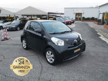 TOYOTA IQ 1.0 SOL
Immatricolato 2010, 998cc, 68Cv/50Kw, 137.600Km, 3porte/4posti.
*** Veicolo Idoneo per Neopatentati ***
Rimangono sempre esclusi i costi :
-del passaggio di proprietà pari ad euro 450,00
-messa su strada pari ad euro 300,00 che include l'attivazione della garanzia di 12 mesi completa, all'occorrenza controlli e/o tagliando completo preconsegna (olio,filtro olio, filtro aria e tutti i componenti necessari al ripristino ivi compresi kit distribuzione), kit ruota di scorta o kit gonfiaggio, 12 mesi di garanzia estendibili a 24/36mesi in base al veicolo e copre i componenti non soggetti ad usura (dettagli in sede).
Con: Motore a 3 cilindri, cambio Multidrive a 6 rapporti, Abs, Airbag, Computer di bordo, vetri e specchietti elettrici, Volante in pelle con comandi audio, climatizzatore, Sedili posteriori abbattibili 50:50, Vetri oscurati, Isofix, cerchi in lega da 15“.
I NOSTRI SERVIZI :
-Acquisto diretto con pagamento immediato
-conto vendita
-vendita auto, moto e scooter usati e garantiti
-vendita veicoli d'epoca
-permuta auto con moto e viceversa
-noleggio breve e lungo termine
-finanziamenti personalizzati (rata costante,mini e maxi rate, leasing)
-assistenza post-vendita con società di garanzie e officine partner
-assicurazioni
-consulenze e stime per acquisti tra privati
VISITA il nostro sito internet: automotousateroma.it oppure scarica la nostra App: automotousateroma dall' Apple store o Play store per restare aggiornato sui nostri ultimi arrivi.
VIENI A TROVARCI PER VEDERE DAL VIVO QUESTO VEICOLO :
Auto Moto Usate Roma s.r.l.Via Appia Nuova 23, 00047, Marino (RM) (adiacente Sorelle Ramonda)
*************
HAI UNA PERMUTA?
compila il form sull'App o nel nostro sito automotousateroma.it
oppure inviaci foto e descrizione (modello anno km motore ...)
al nostro numero whatsapp : Cell. 366-6562866 o 351-4646876 Fisso 06-7215841 e-mail : info@automotousateroma.it
*************
La Auto Moto Usate Roma Srl declina ogni responsabilità per eventuali involontarie incongruenze che non rappresentano in alcun modo un impegno contrattuale e invitano i clienti a verificare sempre dal vivo la correttezza dei dati che potrebbero non coincidere con l’effettivo equipaggiamento del veicolo spesso dovuto alla incompatibilità dei dati trasmessi sulle varie piattaforme web. TOYOTA IQ 1.0 SOL
Immatricolato 2010, 998cc, 68Cv/50Kw, 137.600Km, 3porte/4posti.
*** Veicolo Idoneo per Neopatentati ***
Rimangono sempre esclusi i costi :
-del passaggio di proprietà pari ad euro 450,00
-messa su strada pari ad euro 300,00 che include l'attivazione della garanzia di 12 mesi completa, all'occorrenza controlli e/o tagliando completo preconsegna (olio,filtro olio, filtro aria e tutti i componenti necessari al ripristino ivi compresi kit distribuzione), kit ruota di scorta o kit gonfiaggio, 12 mesi di garanzia estendibili a 24/36mesi in base al veicolo e copre i componenti non soggetti ad usura (dettagli in sede).
Con: Motore a 3 cilindri, cambio Multidrive a 6 rapporti, Abs, Airbag, Computer di bordo, vetri e specchietti elettrici, Volante in pelle con comandi audio, climatizzatore, Sedili posteriori abbattibili 50:50, Vetri oscurati, Isofix, cerchi in lega da 15“.
I NOSTRI SERVIZI :
-Acquisto diretto con pagamento immediato
-conto vendita
-vendita auto, moto e scooter usati e garantiti
-vendita veicoli d'epoca
-permuta auto con moto e viceversa
-noleggio breve e lungo termine
-finanziamenti personalizzati (rata costante,mini e maxi rate, leasing)
-assistenza post-vendita con società di garanzie e officine partner
-assicurazioni
-consulenze e stime per acquisti tra privati
VISITA il nostro sito internet: automotousateroma.it oppure scarica la nostra App: automotousateroma dall' Apple store o Play store per restare aggiornato sui nostri ultimi arrivi.
VIENI A TROVARCI PER VEDERE DAL VIVO QUESTO VEICOLO :
Auto Moto Usate Roma s.r.l.Via Appia Nuova 23, 00047, Marino (RM) (adiacente Sorelle Ramonda)
*************
HAI UNA PERMUTA?
compila il form sull'App o nel nostro sito automotousateroma.it
oppure inviaci foto e descrizione (modello anno km motore ...)
al nostro numero whatsapp : Cell. 366-6562866 o 351-4646876 Fisso 06-7215841 e-mail : info@automotousateroma.it
*************
La Auto Moto Usate Roma Srl declina ogni responsabilità per eventuali involontarie incongruenze che non rappresentano in alcun modo un impegno contrattuale e invitano i clienti a verificare sempre dal vivo la correttezza dei dati che potrebbero non coincidere con l’effettivo equipaggiamento del veicolo spesso dovuto alla incompatibilità dei dati trasmessi sulle varie piattaforme web.