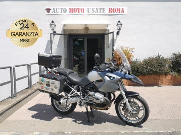 BMW R 1200 GS
Immatricolato 2006, 1200cc, 100Cv/74Kw, 69.000Km, Euro3.
Rimangono sempre esclusi i costi :
-del passaggio di proprietà pari ad euro 200,00
-messa su strada pari ad euro 400,00 che include l'attivazione della garanzia di 12 mesi completa, all' occorrenza controlli e/o tagliando completo preconsegna (olio,filtro olio, filtro aria e tutti i componenti necessari al ripristino), 12 mesi di garanzia estendibili a 24/36mesi in base al veicolo e copre i componenti non soggetti ad usura (dettagli in sede).
Di serie con: Motore Bicilindrico in linea, cambio manuale a 6 rapporti, Abs, raffreddamento ad Aria/olio, manopole riscaldabili, paramani, freni a disco anteriori da 305mm e da 265mm al posteriore, cerchi a raggi da 19†anteriore e da 17†al posteriore.
Accessoriato con : Scarico Akrapovic, Tris borse Bmw, cupolino maggiorato, sella imbottita.
I NOSTRI SERVIZI :
-Acquisto diretto con pagamento immediato
-conto vendita
-vendita auto, moto e scooter usati e garantiti
-vendita veicoli d'epoca
-permuta auto con moto e viceversa
-noleggio breve e lungo termine
-finanziamenti personalizzati (rata costante,mini e maxi rate, leasing)
-assistenza post-vendita con società di garanzie e officine partner
-assicurazioni
-consulenze e stime per acquisti tra privati
VISITA il nostro sito internet: automotousateroma.it oppure scarica la nostra App: automotousateroma dall' Apple store o Play store per restare aggiornato sui nostri ultimi arrivi.
VIENI A TROVARCI PER VEDERE DAL VIVO QUESTO VEICOLO :
Auto Moto Usate Roma s.r.l.Via Appia Nuova 23, 00047, Marino (RM) (adiacente Sorelle Ramonda)
*************
HAI UNA PERMUTA?
compila il form sull'App o nel nostro sito automotousateroma.it
oppure inviaci foto e descrizione (modello anno km motore ...)
al nostro numero whatsapp : Cell. 366-6562866 o 351-4646876 Fisso 06-7215841 e-mail : info@automotousateroma.it
*************
La Auto Moto Usate Roma Srl declina ogni responsabilità per eventuali involontarie incongruenze che non rappresentano in alcun modo un impegno contrattuale e invitano i clienti a verificare sempre dal vivo la correttezza dei dati che potrebbero non coincidere con l’effettivo equipaggiamento del veicolo spesso dovuto alla incompatibilità dei dati trasmessi sulle varie piattaforme web. BMW R 1200 GS
Immatricolato 2006, 1200cc, 100Cv/74Kw, 69.000Km, Euro3.
Rimangono sempre esclusi i costi :
-del passaggio di proprietà pari ad euro 200,00
-messa su strada pari ad euro 400,00 che include l'attivazione della garanzia di 12 mesi completa, all' occorrenza controlli e/o tagliando completo preconsegna (olio,filtro olio, filtro aria e tutti i componenti necessari al ripristino), 12 mesi di garanzia estendibili a 24/36mesi in base al veicolo e copre i componenti non soggetti ad usura (dettagli in sede).
Di serie con: Motore Bicilindrico in linea, cambio manuale a 6 rapporti, Abs, raffreddamento ad Aria/olio, manopole riscaldabili, paramani, freni a disco anteriori da 305mm e da 265mm al posteriore, cerchi a raggi da 19†anteriore e da 17†al posteriore.
Accessoriato con : Scarico Akrapovic, Tris borse Bmw, cupolino maggiorato, sella imbottita.
I NOSTRI SERVIZI :
-Acquisto diretto con pagamento immediato
-conto vendita
-vendita auto, moto e scooter usati e garantiti
-vendita veicoli d'epoca
-permuta auto con moto e viceversa
-noleggio breve e lungo termine
-finanziamenti personalizzati (rata costante,mini e maxi rate, leasing)
-assistenza post-vendita con società di garanzie e officine partner
-assicurazioni
-consulenze e stime per acquisti tra privati
VISITA il nostro sito internet: automotousateroma.it oppure scarica la nostra App: automotousateroma dall' Apple store o Play store per restare aggiornato sui nostri ultimi arrivi.
VIENI A TROVARCI PER VEDERE DAL VIVO QUESTO VEICOLO :
Auto Moto Usate Roma s.r.l.Via Appia Nuova 23, 00047, Marino (RM) (adiacente Sorelle Ramonda)
*************
HAI UNA PERMUTA?
compila il form sull'App o nel nostro sito automotousateroma.it
oppure inviaci foto e descrizione (modello anno km motore ...)
al nostro numero whatsapp : Cell. 366-6562866 o 351-4646876 Fisso 06-7215841 e-mail : info@automotousateroma.it
*************
La Auto Moto Usate Roma Srl declina ogni responsabilità per eventuali involontarie incongruenze che non rappresentano in alcun modo un impegno contrattuale e invitano i clienti a verificare sempre dal vivo la correttezza dei dati che potrebbero non coincidere con l’effettivo equipaggiamento del veicolo spesso dovuto alla incompatibilità dei dati trasmessi sulle varie piattaforme web.