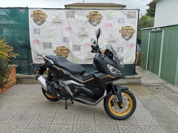 NUOVO
Keeway XDV 125 EVO PRO Scooter Adventure Pronto a Tutto!
Stai cercando il perfetto compromesso tra stile, tecnologia e praticità per i tuoi spostamenti quotidiani e le gite fuori porta?
Il nuovissimo Keeway XDV 125 EVO PRO è arrivato per rivoluzionare il segmento degli scooter Adventure 125cc. Look aggressivo, dotazione da categoria superiore e guidabile comodamente con patente B o A1.
Offerta Promozionale
Prezzo: 3.390,00€ f.c. + 350,00€ Immatricolazione.
Garanzia: 2 anni di garanzia ufficiale inclusi.
DETTAGLI DEL VEICOLO:
Modello: Keeway XDV 125 EVO PRO
Condizioni: NUOVO DI FABBRICA da immatricolare
Cilindrata: 125 cc (Monocilindrico a liquido, scattante ed efficiente)
Garanzia: 24 mesi ufficiale della casa madre
CARATTERISTICHE DI SPICCO (Versione EVO PRO):
Design Adventure: Linee tese, parabrezza protettivo regolabile e inserti in alluminio per un vero look da NUOVO
Keeway XDV 125 EVO PRO Scooter Adventure Pronto a Tutto!
Stai cercando il perfetto compromesso tra stile, tecnologia e praticità per i tuoi spostamenti quotidiani e le gite fuori porta?
Il nuovissimo Keeway XDV 125 EVO PRO è arrivato per rivoluzionare il segmento degli scooter Adventure 125cc. Look aggressivo, dotazione da categoria superiore e guidabile comodamente con patente B o A1.
Offerta Promozionale
Prezzo: 3.390,00€ f.c. + 350,00€ Immatricolazione.
Garanzia: 2 anni di garanzia ufficiale inclusi.
DETTAGLI DEL VEICOLO:
Modello: Keeway XDV 125 EVO PRO
Condizioni: NUOVO DI FABBRICA da immatricolare
Cilindrata: 125 cc (Monocilindrico a liquido, scattante ed efficiente)
Garanzia: 24 mesi ufficiale della casa madre
CARATTERISTICHE DI SPICCO (Versione EVO PRO):
Design Adventure: Linee tese, parabrezza protettivo regolabile e inserti in alluminio per un vero look da