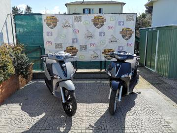 I Nuovi Piaggio Liberty 125 Sono molto di più....Scoprili!
Hai bisogno di muoverti in città ma anche di fare tratti in tangenziale o autostrada senza pensieri? La risposta è il nuovo Piaggio Liberty 150 (e la sua versione sportiva 150 S).
Tutta la leggerezza e l'agilità del classico ruota alta Piaggio, ma con la potenza e la cilindrata giuste per non avere più limiti di percorso.
Scegli il tuo carattere:
Piaggio Liberty 150 (Classico): Sobrio ed elegante. Finiture cromate, look raffinato e uno stile senza tempo, perfetto per distinguersi nel traffico con classe.
Prezzo: Listino 3.150,00€ in Promo a 2.850,00€ f.c. + 350,00€ Immatricolazione.
Piaggio Liberty 150 S (Sport): Grintoso e dal look Urban. Dettagli neri opachi (cerchi, specchietti, protezioni), cuciture rosse a contrasto sulla sella e grafiche dedicate per chi cerca un look più cattivo.
Prezzo: Listino 3.250,00€ in Promo a 2.950,00€ f.c. + 350,00€ Immatricolazione.
I Punti di Forza di Liberty 150:
Motore i-get 150cc Euro 5+: Prestazioni brillanti, accelerazione rapida per levarsi d'impaccio al semaforo e consumi da record (straordinaria efficienza energetica).
Ruota alta e ABS di serie: Ruota anteriore da 16 I Nuovi Piaggio Liberty 125 Sono molto di più....Scoprili!
Hai bisogno di muoverti in città ma anche di fare tratti in tangenziale o autostrada senza pensieri? La risposta è il nuovo Piaggio Liberty 150 (e la sua versione sportiva 150 S).
Tutta la leggerezza e l'agilità del classico ruota alta Piaggio, ma con la potenza e la cilindrata giuste per non avere più limiti di percorso.
Scegli il tuo carattere:
Piaggio Liberty 150 (Classico): Sobrio ed elegante. Finiture cromate, look raffinato e uno stile senza tempo, perfetto per distinguersi nel traffico con classe.
Prezzo: Listino 3.150,00€ in Promo a 2.850,00€ f.c. + 350,00€ Immatricolazione.
Piaggio Liberty 150 S (Sport): Grintoso e dal look Urban. Dettagli neri opachi (cerchi, specchietti, protezioni), cuciture rosse a contrasto sulla sella e grafiche dedicate per chi cerca un look più cattivo.
Prezzo: Listino 3.250,00€ in Promo a 2.950,00€ f.c. + 350,00€ Immatricolazione.
I Punti di Forza di Liberty 150:
Motore i-get 150cc Euro 5+: Prestazioni brillanti, accelerazione rapida per levarsi d'impaccio al semaforo e consumi da record (straordinaria efficienza energetica).
Ruota alta e ABS di serie: Ruota anteriore da 16