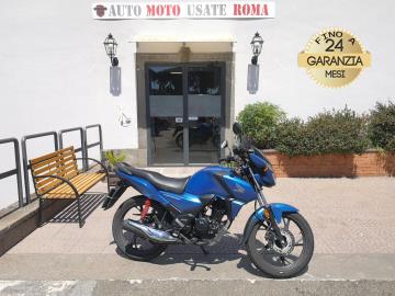 Rivenditore autorizzato di : Piaggio, Vespa, Sym, QJ Motor, Italjet, Tvs Motor, Alza Italia. Trattiamo usato Honda, Yamaha, Kawasaki, Suzuki, Aprilia, Benelli, Ducati, Moto Guzzi, Moto Morini, BMW, KTM, Triumph, Royal Enfield, Harley-Davidson, Indian, CFMOTO, Voge, Kymco, Peugeot
HONDA CB 125 F
Immatricolato 2024, 124,7cc, 11Cv/8Kw, 18.000Km, Euro5.
Rimangono sempre esclusi i costi :
-del passaggio di proprietà pari ad euro 200,00
-messa su strada pari ad euro 200,00 che include l'attivazione della garanzia di 12 mesi completa, all' occorrenza controlli e/o tagliando completo preconsegna (olio,filtro olio, filtro aria e tutti i componenti necessari al ripristino), 12 mesi di garanzia estendibili a 24/36mesi in base al veicolo e copre i componenti non soggetti ad usura (dettagli in sede).
Di serie con : Motore Monocilindrico, cambio manuale a 6 rapporti, raffreddamento ad Aria, Forcella telescopic con steli da 31 mm, sospensione Due ammortizzatori regolabili nel precarico (5 posizioni), freno a disco 240mm, cerchi da 18â€.
I NOSTRI SERVIZI :
-Vendita auto usate e storiche, moto e scooter nuovi e usati garantiti
-Acquisto diretto con pagamento immediato o conto vendita
-Permuta auto con moto e viceversa
-Noleggio breve e lungo termine
-Assicurazioni e Finanziamenti personalizzati
-Assistenza post-vendita
-Accessori e antifurti per moto e auto
VISITA il nostro sito internet: automotousateroma.it oppure scarica la nostra App: automotousateroma dall' Apple store o Play store per restare aggiornato sui nostri ultimi arrivi.
VIENI A TROVARCI PER VEDERE DAL VIVO QUESTO VEICOLO :
Auto Moto Usate Roma s.r.l.Via Appia Nuova 23, 00047, Marino (RM) (adiacente Sorelle Ramonda)
*************
HAI UNA PERMUTA?
compila il form sull'App o nel nostro sito automotousateroma.it
oppure inviaci foto e descrizione (modello anno km motore ...)
al nostro numero whatsapp : Cell. 366-6562866 o 351-4646876 Fisso 06-7215841 e-mail : info@automotousateroma.it
*************
La Auto Moto Usate Roma Srl declina ogni responsabilità per eventuali involontarie incongruenze che non rappresentano in alcun modo un impegno contrattuale e invitano i clienti a verificare sempre dal vivo la correttezza dei dati che potrebbero non coincidere con l’effettivo equipaggiamento del veicolo spesso dovuto alla incompatibilità dei dati trasmessi sulle varie piattaforme web. Rivenditore autorizzato di : Piaggio, Vespa, Sym, QJ Motor, Italjet, Tvs Motor, Alza Italia. Trattiamo usato Honda, Yamaha, Kawasaki, Suzuki, Aprilia, Benelli, Ducati, Moto Guzzi, Moto Morini, BMW, KTM, Triumph, Royal Enfield, Harley-Davidson, Indian, CFMOTO, Voge, Kymco, Peugeot
HONDA CB 125 F
Immatricolato 2024, 124,7cc, 11Cv/8Kw, 18.000Km, Euro5.
Rimangono sempre esclusi i costi :
-del passaggio di proprietà pari ad euro 200,00
-messa su strada pari ad euro 200,00 che include l'attivazione della garanzia di 12 mesi completa, all' occorrenza controlli e/o tagliando completo preconsegna (olio,filtro olio, filtro aria e tutti i componenti necessari al ripristino), 12 mesi di garanzia estendibili a 24/36mesi in base al veicolo e copre i componenti non soggetti ad usura (dettagli in sede).
Di serie con : Motore Monocilindrico, cambio manuale a 6 rapporti, raffreddamento ad Aria, Forcella telescopic con steli da 31 mm, sospensione Due ammortizzatori regolabili nel precarico (5 posizioni), freno a disco 240mm, cerchi da 18â€.
I NOSTRI SERVIZI :
-Vendita auto usate e storiche, moto e scooter nuovi e usati garantiti
-Acquisto diretto con pagamento immediato o conto vendita
-Permuta auto con moto e viceversa
-Noleggio breve e lungo termine
-Assicurazioni e Finanziamenti personalizzati
-Assistenza post-vendita
-Accessori e antifurti per moto e auto
VISITA il nostro sito internet: automotousateroma.it oppure scarica la nostra App: automotousateroma dall' Apple store o Play store per restare aggiornato sui nostri ultimi arrivi.
VIENI A TROVARCI PER VEDERE DAL VIVO QUESTO VEICOLO :
Auto Moto Usate Roma s.r.l.Via Appia Nuova 23, 00047, Marino (RM) (adiacente Sorelle Ramonda)
*************
HAI UNA PERMUTA?
compila il form sull'App o nel nostro sito automotousateroma.it
oppure inviaci foto e descrizione (modello anno km motore ...)
al nostro numero whatsapp : Cell. 366-6562866 o 351-4646876 Fisso 06-7215841 e-mail : info@automotousateroma.it
*************
La Auto Moto Usate Roma Srl declina ogni responsabilità per eventuali involontarie incongruenze che non rappresentano in alcun modo un impegno contrattuale e invitano i clienti a verificare sempre dal vivo la correttezza dei dati che potrebbero non coincidere con l’effettivo equipaggiamento del veicolo spesso dovuto alla incompatibilità dei dati trasmessi sulle varie piattaforme web.