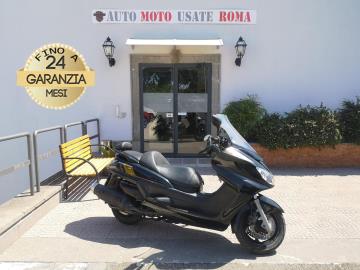 Rivenditore autorizzato di : Piaggio, Vespa, Sym, QJ Motor, Italjet, Tvs Motor, Alza Italia. Trattiamo usato Honda, Yamaha, Kawasaki, Suzuki, Aprilia, Benelli, Ducati, Moto Guzzi, Moto Morini, BMW, KTM, Triumph, Royal Enfield, Harley-Davidson, Indian, CFMOTO, Voge, Kymco, Peugeot
YAMAHA MAJESTIC 400
Immatricolato 2008, 395cc, 34Cv/25Kw, 2.700Km, Euro3.
*** Scooter Unicoproprietario ***
Rimangono sempre esclusi i costi :
-del passaggio di proprietà pari ad euro 200,00
-messa su strada pari ad euro 300,00 che include l'attivazione della garanzia di 12 mesi completa, all' occorrenza controlli e/o tagliando completo preconsegna (olio,filtro olio, filtro aria e tutti i componenti necessari al ripristino), 12 mesi di garanzia estendibili a 24/36mesi in base al veicolo e copre i componenti non soggetti ad usura (dettagli in sede).
Di serie con : Motore Monocilindrico, Raffreddamento a Liquido, doppio vano retroscudo, smpio vano sottosella, doppio cavalleto, dischi freno anteriori e posteriore da 267mm, cerchi da 14†anteriori e da 13†posteriori.
I NOSTRI SERVIZI :
-Vendita auto usate e storiche, moto e scooter nuovi e usati garantiti
-Acquisto diretto con pagamento immediato o conto vendita
-Permuta auto con moto e viceversa
-Noleggio breve e lungo termine
-Assicurazioni e Finanziamenti personalizzati
-Assistenza post-vendita
-Accessori e antifurti per moto e auto
VISITA il nostro sito internet: automotousateroma.it oppure scarica la nostra App: automotousateroma dall' Apple store o Play store per restare aggiornato sui nostri ultimi arrivi.
VIENI A TROVARCI PER VEDERE DAL VIVO QUESTO VEICOLO :
Auto Moto Usate Roma s.r.l.Via Appia Nuova 23, 00047, Marino (RM) (adiacente Sorelle Ramonda)
*************
HAI UNA PERMUTA?
compila il form sull'App o nel nostro sito automotousateroma.it
oppure inviaci foto e descrizione (modello anno km motore ...)
al nostro numero whatsapp : Cell. 366-6562866 o 351-4646876 Fisso 06-7215841 e-mail : info@automotousateroma.it
*************
La Auto Moto Usate Roma Srl declina ogni responsabilità per eventuali involontarie incongruenze che non rappresentano in alcun modo un impegno contrattuale e invitano i clienti a verificare sempre dal vivo la correttezza dei dati che potrebbero non coincidere con l’effettivo equipaggiamento del veicolo spesso dovuto alla incompatibilità dei dati trasmessi sulle varie piattaforme web. Rivenditore autorizzato di : Piaggio, Vespa, Sym, QJ Motor, Italjet, Tvs Motor, Alza Italia. Trattiamo usato Honda, Yamaha, Kawasaki, Suzuki, Aprilia, Benelli, Ducati, Moto Guzzi, Moto Morini, BMW, KTM, Triumph, Royal Enfield, Harley-Davidson, Indian, CFMOTO, Voge, Kymco, Peugeot
YAMAHA MAJESTIC 400
Immatricolato 2008, 395cc, 34Cv/25Kw, 2.700Km, Euro3.
*** Scooter Unicoproprietario ***
Rimangono sempre esclusi i costi :
-del passaggio di proprietà pari ad euro 200,00
-messa su strada pari ad euro 300,00 che include l'attivazione della garanzia di 12 mesi completa, all' occorrenza controlli e/o tagliando completo preconsegna (olio,filtro olio, filtro aria e tutti i componenti necessari al ripristino), 12 mesi di garanzia estendibili a 24/36mesi in base al veicolo e copre i componenti non soggetti ad usura (dettagli in sede).
Di serie con : Motore Monocilindrico, Raffreddamento a Liquido, doppio vano retroscudo, smpio vano sottosella, doppio cavalleto, dischi freno anteriori e posteriore da 267mm, cerchi da 14†anteriori e da 13†posteriori.
I NOSTRI SERVIZI :
-Vendita auto usate e storiche, moto e scooter nuovi e usati garantiti
-Acquisto diretto con pagamento immediato o conto vendita
-Permuta auto con moto e viceversa
-Noleggio breve e lungo termine
-Assicurazioni e Finanziamenti personalizzati
-Assistenza post-vendita
-Accessori e antifurti per moto e auto
VISITA il nostro sito internet: automotousateroma.it oppure scarica la nostra App: automotousateroma dall' Apple store o Play store per restare aggiornato sui nostri ultimi arrivi.
VIENI A TROVARCI PER VEDERE DAL VIVO QUESTO VEICOLO :
Auto Moto Usate Roma s.r.l.Via Appia Nuova 23, 00047, Marino (RM) (adiacente Sorelle Ramonda)
*************
HAI UNA PERMUTA?
compila il form sull'App o nel nostro sito automotousateroma.it
oppure inviaci foto e descrizione (modello anno km motore ...)
al nostro numero whatsapp : Cell. 366-6562866 o 351-4646876 Fisso 06-7215841 e-mail : info@automotousateroma.it
*************
La Auto Moto Usate Roma Srl declina ogni responsabilità per eventuali involontarie incongruenze che non rappresentano in alcun modo un impegno contrattuale e invitano i clienti a verificare sempre dal vivo la correttezza dei dati che potrebbero non coincidere con l’effettivo equipaggiamento del veicolo spesso dovuto alla incompatibilità dei dati trasmessi sulle varie piattaforme web.