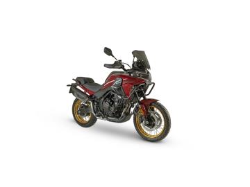 Nuova SWM Versante 550 550 R – La Crossover Adventure Completa
Prezzo Nuovo da immatricolare: € 5.590 f.c. + 350€ Immatricolazione
Omologazione: Euro 5+
Descrizione del Veicolo:
Entra nel segmento Adventure dalla porta principale con la nuovissima SWM Versante 550 550 R. Questa crossover media si posiziona come una delle novità più intelligenti e concrete del mercato, offrendo una dotazione tecnologica ed elettronica da categoria superiore.
Scheda Tecnica e Prestazioni:
Motore: Bicilindrico parallelo 4 tempi, 494 cc, raffreddato a liquido
Potenza: 35 kW (47,6 CV) a 8.500 giri min – Limite massimo per Patente A2
Cambio: Meccanico a 6 marce
Ciclistica: Telaio a traliccio in acciaio, sospensioni KYB forcella a steli rovesciati regolabili ad alte prestazioni
Ruote da vera Adventure: Cerchi a raggi da 19†all'anteriore e 17†al posteriore con pneumatici leggermente tassellati
Misure: Altezza sella a soli 810 mm, peso a secco inferiore a 210 kg
Autonomia da record: Serbatoio da ben 19 litri
Pacchetto Elettronico e Dotazioni di Serie:
La Versante 550 R azzera la lista degli optional includendo di serie tecnologie superiori:
Display TFT a colori da 7 con connettività Bluetooth e sistema di navigazione tramite mirroring dello smartphone.
Dash Cam integrata di serie anteriore e posteriore
Comfort ed estetica: Gruppi ottici Full LED ad alta visibilità , parabrezza regolabile, paramani rinforzati, barre di protezione laterali e piastra portapacchi posteriore con maniglie.
Servizi inclusi e Opzioni di Acquisto:
Garanzia: Ufficiale SWM Motorcycles di 24 mesi a chilometraggio illimitato.
Finanziamenti: Piani finanziari flessibili e personalizzabili (anche senza anticipo, o mini-rate).
I NOSTRI SERVIZI :
-Acquisto diretto con pagamento immediato
-conto vendita
-vendita auto, moto e scooter usati e garantiti
-vendita veicoli d'epoca
-permuta auto con moto e viceversa
-noleggio breve e lungo termine
-finanziamenti personalizzati (rata costante,mini e maxi rate, leasing)
-assistenza post-vendita con società di garanzie e officine partner
-assicurazioni
VISITA il nostro sito internet: automotousateroma.it oppure scarica la nostra App: automotousateroma dall' Apple store o Play store per restare aggiornato sui nostri ultimi arrivi.
VIENI A TROVARCI PER VEDERE DAL VIVO QUESTO VEICOLO : Auto Moto Usate Roma s.r.l.Via Appia Nuova 23, 00047, Marino (RM) (adiacente Sorelle Ramonda).
HAI UNA PERMUTA? compila il form sull'App o nel nostro sito automotousateroma.it oppure inviaci foto e descrizione (modello anno km motore ...) al nostro numero whatsapp : Cell. 366-6562866 o 351-4646876 Fisso 06-7215841 e-mail : info@automotousateroma.it
La Auto Moto Usate Roma Srl declina ogni responsabilità per eventuali involontarie incongruenze che non rappresentano in alcun modo un impegno contrattuale e invitano i clienti a verificare sempre dal vivo la correttezza dei dati. Nuova SWM Versante 550 550 R – La Crossover Adventure Completa
Prezzo Nuovo da immatricolare: € 5.590 f.c. + 350€ Immatricolazione
Omologazione: Euro 5+
Descrizione del Veicolo:
Entra nel segmento Adventure dalla porta principale con la nuovissima SWM Versante 550 550 R. Questa crossover media si posiziona come una delle novità più intelligenti e concrete del mercato, offrendo una dotazione tecnologica ed elettronica da categoria superiore.
Scheda Tecnica e Prestazioni:
Motore: Bicilindrico parallelo 4 tempi, 494 cc, raffreddato a liquido
Potenza: 35 kW (47,6 CV) a 8.500 giri min – Limite massimo per Patente A2
Cambio: Meccanico a 6 marce
Ciclistica: Telaio a traliccio in acciaio, sospensioni KYB forcella a steli rovesciati regolabili ad alte prestazioni
Ruote da vera Adventure: Cerchi a raggi da 19†all'anteriore e 17†al posteriore con pneumatici leggermente tassellati
Misure: Altezza sella a soli 810 mm, peso a secco inferiore a 210 kg
Autonomia da record: Serbatoio da ben 19 litri
Pacchetto Elettronico e Dotazioni di Serie:
La Versante 550 R azzera la lista degli optional includendo di serie tecnologie superiori:
Display TFT a colori da 7 con connettività Bluetooth e sistema di navigazione tramite mirroring dello smartphone.
Dash Cam integrata di serie anteriore e posteriore
Comfort ed estetica: Gruppi ottici Full LED ad alta visibilità , parabrezza regolabile, paramani rinforzati, barre di protezione laterali e piastra portapacchi posteriore con maniglie.
Servizi inclusi e Opzioni di Acquisto:
Garanzia: Ufficiale SWM Motorcycles di 24 mesi a chilometraggio illimitato.
Finanziamenti: Piani finanziari flessibili e personalizzabili (anche senza anticipo, o mini-rate).
I NOSTRI SERVIZI :
-Acquisto diretto con pagamento immediato
-conto vendita
-vendita auto, moto e scooter usati e garantiti
-vendita veicoli d'epoca
-permuta auto con moto e viceversa
-noleggio breve e lungo termine
-finanziamenti personalizzati (rata costante,mini e maxi rate, leasing)
-assistenza post-vendita con società di garanzie e officine partner
-assicurazioni
VISITA il nostro sito internet: automotousateroma.it oppure scarica la nostra App: automotousateroma dall' Apple store o Play store per restare aggiornato sui nostri ultimi arrivi.
VIENI A TROVARCI PER VEDERE DAL VIVO QUESTO VEICOLO : Auto Moto Usate Roma s.r.l.Via Appia Nuova 23, 00047, Marino (RM) (adiacente Sorelle Ramonda).
HAI UNA PERMUTA? compila il form sull'App o nel nostro sito automotousateroma.it oppure inviaci foto e descrizione (modello anno km motore ...) al nostro numero whatsapp : Cell. 366-6562866 o 351-4646876 Fisso 06-7215841 e-mail : info@automotousateroma.it
La Auto Moto Usate Roma Srl declina ogni responsabilità per eventuali involontarie incongruenze che non rappresentano in alcun modo un impegno contrattuale e invitano i clienti a verificare sempre dal vivo la correttezza dei dati.