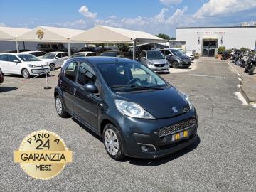 PEUGEOT 107 1.0
Immatricolato 2012, 998cc, 68Cv 50Kw, 106.000Km, 4porte 4posti, Euo5B.
*** Auto idonea per Neopatentati ***
Rimangono sempre esclusi i costi :
-del passaggio di proprietà pari ad euro 400,00
-messa su strada pari ad euro 300,00 che include l'attivazione della garanzia di 12 mesi completa, all'occorrenza controlli e o tagliando completo preconsegna (olio,filtro olio, filtro aria e tutti i componenti necessari al ripristino ivi compresi kit distribuzione), kit gonfiaggio, 12 mesi di garanzia estendibili a 24 36mesi in base al veicolo e copre i componenti non soggetti ad usura (dettagli in sede).
Di serie con: Motore 3 cilindri, cambio manuale a 5 rapporti, Abs, Airbag, vetri e specchietti elettrici, climatizzatore, radio, fendinebbia, isofix, cerchi da 14“.
I NOSTRI SERVIZI :
-Vendita auto usate e storiche, moto e scooter nuovi e usati garantiti -Acquisto diretto con pagamento immediato o conto vendita -Permuta auto con moto e viceversa -Noleggio breve e lungo termine -Assicurazioni e Finanziamenti personalizzati -Assistenza post-vendita -Accessori e antifurti per moto e auto
VISITA il nostro sito internet: automotousateroma.it oppure scarica la nostra App: automotousateroma dall' Apple store o Play store per restare aggiornato sui nostri ultimi arrivi.
VIENI A TROVARCI PER VEDERE DAL VIVO QUESTO VEICOLO :
Auto Moto Usate Roma s.r.l.Via Appia Nuova 23, 00047, Marino (RM) (adiacente Sorelle Ramonda)
*************
HAI UNA PERMUTA?
compila il form sull'App o nel nostro sito automotousateroma.it
oppure inviaci foto e descrizione (modello anno km motore ...)
al nostro numero whatsapp : Cell. 366-6562866 o 351-4646876 Fisso 06-7215841 e-mail : info@automotousateroma.it
*************
La Auto Moto Usate Roma Srl declina ogni responsabilità per eventuali involontarie incongruenze che non rappresentano in alcun modo un impegno contrattuale e invitano i clienti a verificare sempre dal vivo la correttezza dei dati che potrebbero non coincidere con l’effettivo equipaggiamento del veicolo spesso dovuto alla incompatibilità dei dati trasmessi sulle varie piattaforme web. PEUGEOT 107 1.0
Immatricolato 2012, 998cc, 68Cv 50Kw, 106.000Km, 4porte 4posti, Euo5B.
*** Auto idonea per Neopatentati ***
Rimangono sempre esclusi i costi :
-del passaggio di proprietà pari ad euro 400,00
-messa su strada pari ad euro 300,00 che include l'attivazione della garanzia di 12 mesi completa, all'occorrenza controlli e o tagliando completo preconsegna (olio,filtro olio, filtro aria e tutti i componenti necessari al ripristino ivi compresi kit distribuzione), kit gonfiaggio, 12 mesi di garanzia estendibili a 24 36mesi in base al veicolo e copre i componenti non soggetti ad usura (dettagli in sede).
Di serie con: Motore 3 cilindri, cambio manuale a 5 rapporti, Abs, Airbag, vetri e specchietti elettrici, climatizzatore, radio, fendinebbia, isofix, cerchi da 14“.
I NOSTRI SERVIZI :
-Vendita auto usate e storiche, moto e scooter nuovi e usati garantiti -Acquisto diretto con pagamento immediato o conto vendita -Permuta auto con moto e viceversa -Noleggio breve e lungo termine -Assicurazioni e Finanziamenti personalizzati -Assistenza post-vendita -Accessori e antifurti per moto e auto
VISITA il nostro sito internet: automotousateroma.it oppure scarica la nostra App: automotousateroma dall' Apple store o Play store per restare aggiornato sui nostri ultimi arrivi.
VIENI A TROVARCI PER VEDERE DAL VIVO QUESTO VEICOLO :
Auto Moto Usate Roma s.r.l.Via Appia Nuova 23, 00047, Marino (RM) (adiacente Sorelle Ramonda)
*************
HAI UNA PERMUTA?
compila il form sull'App o nel nostro sito automotousateroma.it
oppure inviaci foto e descrizione (modello anno km motore ...)
al nostro numero whatsapp : Cell. 366-6562866 o 351-4646876 Fisso 06-7215841 e-mail : info@automotousateroma.it
*************
La Auto Moto Usate Roma Srl declina ogni responsabilità per eventuali involontarie incongruenze che non rappresentano in alcun modo un impegno contrattuale e invitano i clienti a verificare sempre dal vivo la correttezza dei dati che potrebbero non coincidere con l’effettivo equipaggiamento del veicolo spesso dovuto alla incompatibilità dei dati trasmessi sulle varie piattaforme web.