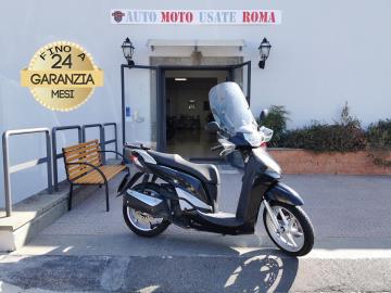 HONDA SH 300 ABS
Immatricolato 2013, 279cc, 27Cv 20Kw, 29.000km, EURO3.
*** Scooter con motore sostituito ***
Accessoriato con: parabrezza con paramani.
Di serie: gancio appendi borsa, vano sottosella, vano portaoggetti anteriore, cavalletto laterale + centrale.
Rimangono sempre esclusi i costi :
-del passaggio di proprietà pari ad euro 200,00.
-messa su strada pari ad euro 300,00 che include l'attivazione della garanzia di 12 mesi completa, controlli e o tagliando completo preconsegna all'occorrenza (olio,filtro olio, filtro aria e tutti i componenti necessari al ripristino), 12 mesi di garanzia estendibili a 24 36mesi in base al veicolo e copre i componenti non soggetti ad usura (dettagli in sede).
Il prezzo del veicolo pubblicizzato è stato calcolato utilizzando tutte le campagne commerciali a disposizione.
*************
I NOSTRI SERVIZI :
-Acquisto diretto con pagamento immediato
-conto vendita
-vendita auto, moto e scooter usati e garantiti
-vendita veicoli d'epoca
-permuta auto con moto e viceversa
-noleggio breve e lungo termine
-finanziamenti personalizzati (rata costante,mini e maxi rate, leasing)
-assistenza post-vendita con società di garanzie e officine partner
-assicurazioni
-consulenze e stime per acquisti tra privati
VISITA il nostro sito internet: automotousateroma.it oppure scarica la nostra App: automotousateroma dall' Apple store o Play store per restare aggiornato sui nostri ultimi arrivi.
VIENI A TROVARCI PER VEDERE DAL VIVO QUESTO VEICOLO :
Auto Moto Usate Roma s.r.l.Via Appia Nuova 23, 00047, Marino (RM) (adiacente Sorelle Ramonda)
*************
HAI UNA PERMUTA?
compila il form sull'App o nel nostro sito automotousateroma.it
oppure inviaci foto e descrizione (modello anno km motore ...)
al nostro numero whatsapp : Cell. 351-4646876 o Whats. 366-6562866 Fisso 06-7215841 e-mail : info@automotousateroma.it
*************
La Auto Moto Usate Roma Srl declina ogni responsabilità per eventuali involontarie incongruenze che non rappresentano in alcun modo un impegno contrattuale e invitano i clienti a verificare sempre dal vivo la correttezza dei dati che potrebbero non coincidere con l’effettivo equipaggiamento del veicolo spesso dovuto alla incompatibilità dei dati trasmessi sulle varie piattaforme web.
HONDA SH 300 ABS
Immatricolato 2013, 279cc, 27Cv 20Kw, 29.000km, EURO3.
*** Scooter con motore sostituito ***
Accessoriato con: parabrezza con paramani.
Di serie: gancio appendi borsa, vano sottosella, vano portaoggetti anteriore, cavalletto laterale + centrale.
Rimangono sempre esclusi i costi :
-del passaggio di proprietà pari ad euro 200,00.
-messa su strada pari ad euro 300,00 che include l'attivazione della garanzia di 12 mesi completa, controlli e o tagliando completo preconsegna all'occorrenza (olio,filtro olio, filtro aria e tutti i componenti necessari al ripristino), 12 mesi di garanzia estendibili a 24 36mesi in base al veicolo e copre i componenti non soggetti ad usura (dettagli in sede).
Il prezzo del veicolo pubblicizzato è stato calcolato utilizzando tutte le campagne commerciali a disposizione.
*************
I NOSTRI SERVIZI :
-Acquisto diretto con pagamento immediato
-conto vendita
-vendita auto, moto e scooter usati e garantiti
-vendita veicoli d'epoca
-permuta auto con moto e viceversa
-noleggio breve e lungo termine
-finanziamenti personalizzati (rata costante,mini e maxi rate, leasing)
-assistenza post-vendita con società di garanzie e officine partner
-assicurazioni
-consulenze e stime per acquisti tra privati
VISITA il nostro sito internet: automotousateroma.it oppure scarica la nostra App: automotousateroma dall' Apple store o Play store per restare aggiornato sui nostri ultimi arrivi.
VIENI A TROVARCI PER VEDERE DAL VIVO QUESTO VEICOLO :
Auto Moto Usate Roma s.r.l.Via Appia Nuova 23, 00047, Marino (RM) (adiacente Sorelle Ramonda)
*************
HAI UNA PERMUTA?
compila il form sull'App o nel nostro sito automotousateroma.it
oppure inviaci foto e descrizione (modello anno km motore ...)
al nostro numero whatsapp : Cell. 351-4646876 o Whats. 366-6562866 Fisso 06-7215841 e-mail : info@automotousateroma.it
*************
La Auto Moto Usate Roma Srl declina ogni responsabilità per eventuali involontarie incongruenze che non rappresentano in alcun modo un impegno contrattuale e invitano i clienti a verificare sempre dal vivo la correttezza dei dati che potrebbero non coincidere con l’effettivo equipaggiamento del veicolo spesso dovuto alla incompatibilità dei dati trasmessi sulle varie piattaforme web.