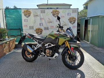 TVS MOTOR RTX 300
L'innovativa Adventure Rally Tourer pensata per chi cerca prestazioni elevate sia su strada che nei percorsi fuoristrada, unendo un comfort di viaggio straordinario a una dotazione tecnologica di fascia superiore.
Caratteristiche Tecniche Principali:
Motore: Monocilindrico 4 tempi, bialbero DOHC, raffreddato a liquido
Cilindrata: 299,1 cc
Potenza: 36 CV a 9.000 giri/min
Coppia: 28,5 Nm a 7.000 giri/min
Cambio: Manuale a 6 marce con frizione assistita e antisaltellamento
Telaio: A traliccio in acciaio ad alta rigiditÃ
âš™ï¸ Dotazione Full-Optional di Serie:
4 modalità di guida (Urban, Rain, Tour e Rally)
Quickshifter bidirezionale e Cruise Control
Display TFT da 5†con connettività Bluetooth e mirroring della mappa
Controllo di trazione lineare e sistema TPMS (monitoraggio pressione pneumatici)
Gruppo ottico anteriore Class-D con luci diurne LED (DRL) e leve regolabili
Attacchi rapidi integrati per borse laterali e top-case
La nostra offerta in Concessionaria:
Veicolo: Nuovo da immatricolare.
Prezzo: 4.890€ + 350€ Immatricolazione
Garanzia: 48 Mesi.
Soluzioni d'acquisto: Possibilità di finanziamenti, anche con mini-rate.
I NOSTRI SERVIZI :
-Acquisto diretto con pagamento immediato
-conto vendita
-vendita auto, moto e scooter usati e garantiti
-vendita veicoli d'epoca
-permuta auto con moto e viceversa
-noleggio breve e lungo termine
-finanziamenti personalizzati (rata costante,mini e maxi rate, leasing)
-assistenza post-vendita con società di garanzie e officine partner
-assicurazioni
-consulenze e stime per acquisti tra privati
VISITA il nostro sito internet: automotousateroma.it oppure scarica la nostra App: automotousateroma dall' Apple store o Play store per restare aggiornato sui nostri ultimi arrivi.
VIENI A TROVARCI PER VEDERE DAL VIVO QUESTO VEICOLO :
Auto Moto Usate Roma s.r.l.Via Appia Nuova 23, 00047, Marino (RM) (adiacente Sorelle Ramonda).
HAI UNA PERMUTA?
compila il form sull'App o nel nostro sito automotousateroma.it
oppure inviaci foto e descrizione (modello anno km motore ...)
al nostro numero whatsapp : Cell. 366-6562866 o 351-4646876 Fisso 06-7215841 e-mail : info@automotousateroma.it
La Auto Moto Usate Roma Srl declina ogni responsabilità per eventuali involontarie incongruenze che non rappresentano in alcun modo un impegno contrattuale e invitano i clienti a verificare sempre dal vivo la correttezza dei dati che potrebbero non coincidere con l’effettivo equipaggiamento del veicolo spesso dovuto alla incompatibilità dei dati trasmessi sulle varie piattaforme web. TVS MOTOR RTX 300
L'innovativa Adventure Rally Tourer pensata per chi cerca prestazioni elevate sia su strada che nei percorsi fuoristrada, unendo un comfort di viaggio straordinario a una dotazione tecnologica di fascia superiore.
Caratteristiche Tecniche Principali:
Motore: Monocilindrico 4 tempi, bialbero DOHC, raffreddato a liquido
Cilindrata: 299,1 cc
Potenza: 36 CV a 9.000 giri/min
Coppia: 28,5 Nm a 7.000 giri/min
Cambio: Manuale a 6 marce con frizione assistita e antisaltellamento
Telaio: A traliccio in acciaio ad alta rigiditÃ
âš™ï¸ Dotazione Full-Optional di Serie:
4 modalità di guida (Urban, Rain, Tour e Rally)
Quickshifter bidirezionale e Cruise Control
Display TFT da 5†con connettività Bluetooth e mirroring della mappa
Controllo di trazione lineare e sistema TPMS (monitoraggio pressione pneumatici)
Gruppo ottico anteriore Class-D con luci diurne LED (DRL) e leve regolabili
Attacchi rapidi integrati per borse laterali e top-case
La nostra offerta in Concessionaria:
Veicolo: Nuovo da immatricolare.
Prezzo: 4.890€ + 350€ Immatricolazione
Garanzia: 48 Mesi.
Soluzioni d'acquisto: Possibilità di finanziamenti, anche con mini-rate.
I NOSTRI SERVIZI :
-Acquisto diretto con pagamento immediato
-conto vendita
-vendita auto, moto e scooter usati e garantiti
-vendita veicoli d'epoca
-permuta auto con moto e viceversa
-noleggio breve e lungo termine
-finanziamenti personalizzati (rata costante,mini e maxi rate, leasing)
-assistenza post-vendita con società di garanzie e officine partner
-assicurazioni
-consulenze e stime per acquisti tra privati
VISITA il nostro sito internet: automotousateroma.it oppure scarica la nostra App: automotousateroma dall' Apple store o Play store per restare aggiornato sui nostri ultimi arrivi.
VIENI A TROVARCI PER VEDERE DAL VIVO QUESTO VEICOLO :
Auto Moto Usate Roma s.r.l.Via Appia Nuova 23, 00047, Marino (RM) (adiacente Sorelle Ramonda).
HAI UNA PERMUTA?
compila il form sull'App o nel nostro sito automotousateroma.it
oppure inviaci foto e descrizione (modello anno km motore ...)
al nostro numero whatsapp : Cell. 366-6562866 o 351-4646876 Fisso 06-7215841 e-mail : info@automotousateroma.it
La Auto Moto Usate Roma Srl declina ogni responsabilità per eventuali involontarie incongruenze che non rappresentano in alcun modo un impegno contrattuale e invitano i clienti a verificare sempre dal vivo la correttezza dei dati che potrebbero non coincidere con l’effettivo equipaggiamento del veicolo spesso dovuto alla incompatibilità dei dati trasmessi sulle varie piattaforme web.