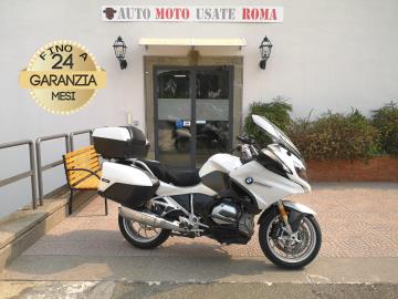 Rivenditore autorizzato di : Piaggio, Vespa, Sym, Swm, QJ Motor, Italjet, Tvs Motor, Alza Italia. Trattiamo usato Honda, Yamaha, Kawasaki, Suzuki, Aprilia, Benelli, Ducati, Moto Guzzi, Moto Morini, BMW, KTM, Triumph, Royal Enfield, Harley-Davidson, Indian, CFMOTO, Voge, Kymco, Peugeot
BMW R 1200 RT
Immatricolato 2017, 1170cc, 125Cv/92Kw, Euro4.
Il prezzo proposto di euro 8.900,00 è legato alla promozione web che prevede un acquisto tramite finanziamento, Info in sede.
Il prezzo a Listino senza promo e senza vincoli è di euro 9.900,00.
Rimangono sempre esclusi i costi :
-del passaggio di proprietà pari ad euro 200,00.
-messa su strada pari ad euro 400,00 che include l'attivazione della garanzia di 12 mesi completa, all' occorrenza controlli e/o tagliando completo preconsegna (olio,filtro olio, filtro aria e tutti i componenti necessari al ripristino), 12 mesi di garanzia estendibili a 24/36mesi in base al veicolo e copre i componenti non soggetti ad usura (dettagli in sede)
Con: Motore Bicilindrico, cambio manuale a 6 rapporti, Abs, Esp, raffreddamento ad Aria, distribuzione Bialbero, Controllo di trazione, 3 mappature motore Road/Rain/Dynamic, Ride by Wire, trasmissione finale a Cardano, sospensione anteriore BMW Motorrad Telelever, sospensione posteriore monobraccio in lega di alluminio con BMW Motorrad Paralever, ammortizzatore progressivo WAD, cerchi da 17â€.
Accessoriato con: Cupolino regolabile con borsa, radio, cruise control, paramotore HEED, faretti di profondità , tris di valigie originali Bmw.
I NOSTRI SERVIZI :
-Vendita auto usate e storiche, moto e scooter nuovi e usati garantiti
-Acquisto diretto con pagamento immediato o conto vendita
-Permuta auto con moto e viceversa
-Noleggio breve e lungo termine
-Assicurazioni e Finanziamenti personalizzati
-Assistenza post-vendita
-Accessori e antifurti per moto e auto
VISITA il nostro sito internet: automotousateroma.it oppure scarica la nostra App: automotousateroma dall' Apple store o Play store per restare aggiornato sui nostri ultimi arrivi.
VIENI A TROVARCI PER VEDERE DAL VIVO QUESTO VEICOLO :
Auto Moto Usate Roma s.r.l.Via Appia Nuova 23, 00047, Marino (RM) (adiacente Sorelle Ramonda)
*************
HAI UNA PERMUTA?
compila il form sull'App o nel nostro sito automotousateroma.it
oppure inviaci foto e descrizione (modello anno km motore ...)
al nostro numero whatsapp : Cell. 366-6562866 o 351-4646876 Fisso 06-7215841 e-mail : info@automotousateroma.it
*************
La Auto Moto Usate Roma Srl declina ogni responsabilità per eventuali involontarie incongruenze che non rappresentano in alcun modo un impegno contrattuale e invitano i clienti a verificare sempre dal vivo la correttezza dei dati che potrebbero non coincidere con l’effettivo equipaggiamento del veicolo spesso dovuto alla incompatibilità dei dati trasmessi sulle varie piattaforme web. Rivenditore autorizzato di : Piaggio, Vespa, Sym, Swm, QJ Motor, Italjet, Tvs Motor, Alza Italia. Trattiamo usato Honda, Yamaha, Kawasaki, Suzuki, Aprilia, Benelli, Ducati, Moto Guzzi, Moto Morini, BMW, KTM, Triumph, Royal Enfield, Harley-Davidson, Indian, CFMOTO, Voge, Kymco, Peugeot
BMW R 1200 RT
Immatricolato 2017, 1170cc, 125Cv/92Kw, Euro4.
Il prezzo proposto di euro 8.900,00 è legato alla promozione web che prevede un acquisto tramite finanziamento, Info in sede.
Il prezzo a Listino senza promo e senza vincoli è di euro 9.900,00.
Rimangono sempre esclusi i costi :
-del passaggio di proprietà pari ad euro 200,00.
-messa su strada pari ad euro 400,00 che include l'attivazione della garanzia di 12 mesi completa, all' occorrenza controlli e/o tagliando completo preconsegna (olio,filtro olio, filtro aria e tutti i componenti necessari al ripristino), 12 mesi di garanzia estendibili a 24/36mesi in base al veicolo e copre i componenti non soggetti ad usura (dettagli in sede)
Con: Motore Bicilindrico, cambio manuale a 6 rapporti, Abs, Esp, raffreddamento ad Aria, distribuzione Bialbero, Controllo di trazione, 3 mappature motore Road/Rain/Dynamic, Ride by Wire, trasmissione finale a Cardano, sospensione anteriore BMW Motorrad Telelever, sospensione posteriore monobraccio in lega di alluminio con BMW Motorrad Paralever, ammortizzatore progressivo WAD, cerchi da 17â€.
Accessoriato con: Cupolino regolabile con borsa, radio, cruise control, paramotore HEED, faretti di profondità , tris di valigie originali Bmw.
I NOSTRI SERVIZI :
-Vendita auto usate e storiche, moto e scooter nuovi e usati garantiti
-Acquisto diretto con pagamento immediato o conto vendita
-Permuta auto con moto e viceversa
-Noleggio breve e lungo termine
-Assicurazioni e Finanziamenti personalizzati
-Assistenza post-vendita
-Accessori e antifurti per moto e auto
VISITA il nostro sito internet: automotousateroma.it oppure scarica la nostra App: automotousateroma dall' Apple store o Play store per restare aggiornato sui nostri ultimi arrivi.
VIENI A TROVARCI PER VEDERE DAL VIVO QUESTO VEICOLO :
Auto Moto Usate Roma s.r.l.Via Appia Nuova 23, 00047, Marino (RM) (adiacente Sorelle Ramonda)
*************
HAI UNA PERMUTA?
compila il form sull'App o nel nostro sito automotousateroma.it
oppure inviaci foto e descrizione (modello anno km motore ...)
al nostro numero whatsapp : Cell. 366-6562866 o 351-4646876 Fisso 06-7215841 e-mail : info@automotousateroma.it
*************
La Auto Moto Usate Roma Srl declina ogni responsabilità per eventuali involontarie incongruenze che non rappresentano in alcun modo un impegno contrattuale e invitano i clienti a verificare sempre dal vivo la correttezza dei dati che potrebbero non coincidere con l’effettivo equipaggiamento del veicolo spesso dovuto alla incompatibilità dei dati trasmessi sulle varie piattaforme web.