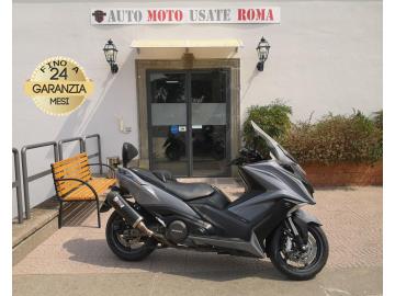 Rivenditore autorizzato di : Piaggio, Vespa, Sym, Swm, QJ Motor, Italjet, Tvs Motor, Alza Italia. Trattiamo usato Honda, Yamaha, Kawasaki, Suzuki, Aprilia, Benelli, Ducati, Moto Guzzi, Moto Morini, BMW, KTM, Triumph, Royal Enfield, Harley-Davidson, Indian, CFMOTO, Voge, Kymco, Peugeot
KYMCO AK 550
Immatricolato 2017, 550cc, 51Cv/38Kw, 29.000kM, Euro4.
Rimangono sempre esclusi i costi :
-del passaggio di proprietà pari ad euro 200,00.
-messa su strada pari ad euro 300,00 che include l'attivazione della garanzia di 12 mesi completa, all' occorrenza controlli e/o tagliando completo preconsegna (olio,filtro olio, filtro aria e tutti i componenti necessari al ripristino), 12 mesi di garanzia estendibili a 24/36mesi in base al veicolo e copre i componenti non soggetti ad usura (dettagli in sede)
Con: Motore Bicilindrico, Abs, Computer di bordo, 2 mappature motore, ride by wire, retroscudo con doppio vano porta oggeti, ampio vano sottosella, doppio cavalletto, raffreddamento a liquido, faro a Led, Forcella telescopica idraulica 41 mm, Forcellone oscillante con bibraccio in alluminio, che muove un ammortizzatore disposto lateralmente e in posizione quasi orizzontale, dischi freno da 270mm anteriore e da 260mm al posteriore, cerchi da 15â€.
Accessoriato con: Parabrezza, bauletto, manglione con piastra, scarico originale e specchietti originali.
I NOSTRI SERVIZI :
-Vendita auto usate e storiche, moto e scooter nuovi e usati garantiti
-Acquisto diretto con pagamento immediato o conto vendita
-Permuta auto con moto e viceversa
-Noleggio breve e lungo termine
-Assicurazioni e Finanziamenti personalizzati
-Assistenza post-vendita
-Accessori e antifurti per moto e auto
VISITA il nostro sito internet: automotousateroma.it oppure scarica la nostra App: automotousateroma dall' Apple store o Play store per restare aggiornato sui nostri ultimi arrivi.
VIENI A TROVARCI PER VEDERE DAL VIVO QUESTO VEICOLO :
Auto Moto Usate Roma s.r.l.Via Appia Nuova 23, 00047, Marino (RM) (adiacente Sorelle Ramonda)
*************
HAI UNA PERMUTA?
compila il form sull'App o nel nostro sito automotousateroma.it
oppure inviaci foto e descrizione (modello anno km motore ...)
al nostro numero whatsapp : Cell. 366-6562866 o 351-4646876 Fisso 06-7215841 e-mail : info@automotousateroma.it
*************
La Auto Moto Usate Roma Srl declina ogni responsabilità per eventuali involontarie incongruenze che non rappresentano in alcun modo un impegno contrattuale e invitano i clienti a verificare sempre dal vivo la correttezza dei dati che potrebbero non coincidere con l’effettivo equipaggiamento del veicolo spesso dovuto alla incompatibilità dei dati trasmessi sulle varie piattaforme web. Rivenditore autorizzato di : Piaggio, Vespa, Sym, Swm, QJ Motor, Italjet, Tvs Motor, Alza Italia. Trattiamo usato Honda, Yamaha, Kawasaki, Suzuki, Aprilia, Benelli, Ducati, Moto Guzzi, Moto Morini, BMW, KTM, Triumph, Royal Enfield, Harley-Davidson, Indian, CFMOTO, Voge, Kymco, Peugeot
KYMCO AK 550
Immatricolato 2017, 550cc, 51Cv/38Kw, 29.000kM, Euro4.
Rimangono sempre esclusi i costi :
-del passaggio di proprietà pari ad euro 200,00.
-messa su strada pari ad euro 300,00 che include l'attivazione della garanzia di 12 mesi completa, all' occorrenza controlli e/o tagliando completo preconsegna (olio,filtro olio, filtro aria e tutti i componenti necessari al ripristino), 12 mesi di garanzia estendibili a 24/36mesi in base al veicolo e copre i componenti non soggetti ad usura (dettagli in sede)
Con: Motore Bicilindrico, Abs, Computer di bordo, 2 mappature motore, ride by wire, retroscudo con doppio vano porta oggeti, ampio vano sottosella, doppio cavalletto, raffreddamento a liquido, faro a Led, Forcella telescopica idraulica 41 mm, Forcellone oscillante con bibraccio in alluminio, che muove un ammortizzatore disposto lateralmente e in posizione quasi orizzontale, dischi freno da 270mm anteriore e da 260mm al posteriore, cerchi da 15â€.
Accessoriato con: Parabrezza, bauletto, manglione con piastra, scarico originale e specchietti originali.
I NOSTRI SERVIZI :
-Vendita auto usate e storiche, moto e scooter nuovi e usati garantiti
-Acquisto diretto con pagamento immediato o conto vendita
-Permuta auto con moto e viceversa
-Noleggio breve e lungo termine
-Assicurazioni e Finanziamenti personalizzati
-Assistenza post-vendita
-Accessori e antifurti per moto e auto
VISITA il nostro sito internet: automotousateroma.it oppure scarica la nostra App: automotousateroma dall' Apple store o Play store per restare aggiornato sui nostri ultimi arrivi.
VIENI A TROVARCI PER VEDERE DAL VIVO QUESTO VEICOLO :
Auto Moto Usate Roma s.r.l.Via Appia Nuova 23, 00047, Marino (RM) (adiacente Sorelle Ramonda)
*************
HAI UNA PERMUTA?
compila il form sull'App o nel nostro sito automotousateroma.it
oppure inviaci foto e descrizione (modello anno km motore ...)
al nostro numero whatsapp : Cell. 366-6562866 o 351-4646876 Fisso 06-7215841 e-mail : info@automotousateroma.it
*************
La Auto Moto Usate Roma Srl declina ogni responsabilità per eventuali involontarie incongruenze che non rappresentano in alcun modo un impegno contrattuale e invitano i clienti a verificare sempre dal vivo la correttezza dei dati che potrebbero non coincidere con l’effettivo equipaggiamento del veicolo spesso dovuto alla incompatibilità dei dati trasmessi sulle varie piattaforme web.