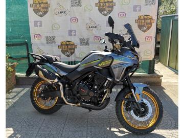 SWM Versante 550 – La nuova crossover di media cilindrata progettata per dominare l'asfalto e aprirsi a qualsiasi avventura su sterrato, perfetta per chi possiede la patente A2
Caratteristiche Principali Dotazione di Serie:
Motore: Bicilindrico frontemarcia da 494 cc, brillante, fluido ed estremamente parco nei consumi.
Ciclistica: Sospensioni KYB regolabili (sia all’anteriore che al posteriore) per il massimo comfort su ogni fondo stradale.
Frenata: Impianto frenante J.Juan (gruppo Brembo) con ABS.
Tecnologia Sicurezza: Schermo TFT con mirroring per navigazione, Dashcam integrata frontale, sistema di monitoraggio pressione pneumatici (TPMS) e controllo di trazione.
Autonomia: Serbatoio generoso da 19 litri, ideale per oltre 400 km di autonomia dichiarata senza pensieri.
Cerchi: A raggi con finitura dorata, gommatura mista (anteriore da 19 , posteriore da 17 ).
La nostra offerta in Concessionaria:
Veicolo: Nuovo da immatricolare.
Prezzo: 5.590€ + 350€ Immatricolazione
Garanzia: 24 Mesi.
Soluzioni d'acquisto: Possibilità di finanziamenti anche con mini-rate o maxi rata finale.
I NOSTRI SERVIZI : -Acquisto diretto con pagamento immediato -conto vendita -vendita auto, moto e scooter usati e garantiti -vendita veicoli d'epoca -permuta auto con moto e viceversa -noleggio breve e lungo termine -finanziamenti personalizzati (rata costante,mini e maxi rate, leasing) -assistenza post-vendita con società di garanzie e officine partner -assicurazioni -consulenze e stime per acquisti tra privati VISITA il nostro sito internet: automotousateroma.it oppure scarica la nostra App: automotousateroma dall' Apple store o Play store per restare aggiornato sui nostri ultimi arrivi. VIENI A TROVARCI PER VEDERE DAL VIVO QUESTO VEICOLO : Auto Moto Usate Roma s.r.l.Via Appia Nuova 23, 00047, Marino (RM) (adiacente Sorelle Ramonda). HAI UNA PERMUTA? compila il form sull'App o nel nostro sito automotousateroma.it oppure inviaci foto e descrizione (modello anno km motore ...) al nostro numero whatsapp : Cell. 366-6562866 o 351-4646876 Fisso 06-7215841 e-mail : info@automotousateroma.it La Auto Moto Usate Roma Srl declina ogni responsabilità per eventuali involontarie incongruenze che non rappresentano in alcun modo un impegno contrattuale e invitano i clienti a verificare sempre dal vivo la correttezza dei dati che potrebbero non coincidere con l’effettivo equipaggiamento del veicolo spesso dovuto alla incompatibilità dei dati trasmessi sulle varie piattaforme web. SWM Versante 550 – La nuova crossover di media cilindrata progettata per dominare l'asfalto e aprirsi a qualsiasi avventura su sterrato, perfetta per chi possiede la patente A2
Caratteristiche Principali Dotazione di Serie:
Motore: Bicilindrico frontemarcia da 494 cc, brillante, fluido ed estremamente parco nei consumi.
Ciclistica: Sospensioni KYB regolabili (sia all’anteriore che al posteriore) per il massimo comfort su ogni fondo stradale.
Frenata: Impianto frenante J.Juan (gruppo Brembo) con ABS.
Tecnologia Sicurezza: Schermo TFT con mirroring per navigazione, Dashcam integrata frontale, sistema di monitoraggio pressione pneumatici (TPMS) e controllo di trazione.
Autonomia: Serbatoio generoso da 19 litri, ideale per oltre 400 km di autonomia dichiarata senza pensieri.
Cerchi: A raggi con finitura dorata, gommatura mista (anteriore da 19 , posteriore da 17 ).
La nostra offerta in Concessionaria:
Veicolo: Nuovo da immatricolare.
Prezzo: 5.590€ + 350€ Immatricolazione
Garanzia: 24 Mesi.
Soluzioni d'acquisto: Possibilità di finanziamenti anche con mini-rate o maxi rata finale.
I NOSTRI SERVIZI : -Acquisto diretto con pagamento immediato -conto vendita -vendita auto, moto e scooter usati e garantiti -vendita veicoli d'epoca -permuta auto con moto e viceversa -noleggio breve e lungo termine -finanziamenti personalizzati (rata costante,mini e maxi rate, leasing) -assistenza post-vendita con società di garanzie e officine partner -assicurazioni -consulenze e stime per acquisti tra privati VISITA il nostro sito internet: automotousateroma.it oppure scarica la nostra App: automotousateroma dall' Apple store o Play store per restare aggiornato sui nostri ultimi arrivi. VIENI A TROVARCI PER VEDERE DAL VIVO QUESTO VEICOLO : Auto Moto Usate Roma s.r.l.Via Appia Nuova 23, 00047, Marino (RM) (adiacente Sorelle Ramonda). HAI UNA PERMUTA? compila il form sull'App o nel nostro sito automotousateroma.it oppure inviaci foto e descrizione (modello anno km motore ...) al nostro numero whatsapp : Cell. 366-6562866 o 351-4646876 Fisso 06-7215841 e-mail : info@automotousateroma.it La Auto Moto Usate Roma Srl declina ogni responsabilità per eventuali involontarie incongruenze che non rappresentano in alcun modo un impegno contrattuale e invitano i clienti a verificare sempre dal vivo la correttezza dei dati che potrebbero non coincidere con l’effettivo equipaggiamento del veicolo spesso dovuto alla incompatibilità dei dati trasmessi sulle varie piattaforme web.
