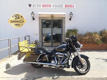 Rivenditore autorizzato di : Piaggio, Vespa, Sym, Swm, QJ Motor, Italjet, Tvs Motor, Alza Italia. Trattiamo usato Honda, Yamaha, Kawasaki, Suzuki, Aprilia, Benelli, Ducati, Moto Guzzi, Moto Morini, BMW, KTM, Triumph, Royal Enfield, Harley-Davidson, Indian, CFMOTO, Voge, Kymco, Peugeot
HARLEY DAVIDSON STREET GLIDE SPECIAL
Immatricolato 2021, 1861cc, 94Cv/69Kw, 23.000Km, Euro5.
*** Moto tagliandata in Harley ***
Il prezzo proposto di euro 21.500,00 è legato alla promozione web che prevede un acquisto tramite finanziamento, Info in sede.
Il prezzo a Listino senza promo e senza vincoli è di euro 23.500,00.
-del passaggio di proprietà pari ad euro 200,00
-messa su strada pari ad euro 300,00 che include l'attivazione della garanzia di 12 mesi completa, all' occorrenza controlli e/o tagliando completo preconsegna (olio,filtro olio, filtro aria e tutti i componenti necessari al ripristino), 12 mesi di garanzia estendibili a 24/36mesi in base al veicolo e copre i componenti non soggetti ad usura (dettagli in sede).
Con: Motore Bicilindrico a V, cambio manuale a 6 rapporti, Abs, raffreddamento aria/Liquido, trasmissione finale a cinghia, forcella telescopica, cerchi da 19†anteriori e da 18†al posteriore.
Accessoriato con : paramotore anteriore e posteriore, schienalino e staffa posteriore, scarichi Vance&Hines, mantenitore batteria.
I NOSTRI SERVIZI :
-Vendita auto usate e storiche, moto e scooter nuovi e usati garantiti
-Acquisto diretto con pagamento immediato o conto vendita
-Permuta auto con moto e viceversa
-Noleggio breve e lungo termine
-Assicurazioni e Finanziamenti personalizzati
-Assistenza post-vendita
-Accessori e antifurti per moto e auto
VISITA il nostro sito internet: automotousateroma.it oppure scarica la nostra App: automotousateroma dall' Apple store o Play store per restare aggiornato sui nostri ultimi arrivi.
VIENI A TROVARCI PER VEDERE DAL VIVO QUESTO VEICOLO :
Auto Moto Usate Roma s.r.l.Via Appia Nuova 23, 00047, Marino (RM) (adiacente Sorelle Ramonda)
*************
HAI UNA PERMUTA?
compila il form sull'App o nel nostro sito automotousateroma.it
oppure inviaci foto e descrizione (modello anno km motore ...)
al nostro numero whatsapp : Cell. 366-6562866 o 351-4646876 Fisso 06-7215841 e-mail : info@automotousateroma.it
*************
La Auto Moto Usate Roma Srl declina ogni responsabilità per eventuali involontarie incongruenze che non rappresentano in alcun modo un impegno contrattuale e invitano i clienti a verificare sempre dal vivo la correttezza dei dati che potrebbero non coincidere con l’effettivo equipaggiamento del veicolo spesso dovuto alla incompatibilità dei dati trasmessi sulle varie piattaforme web. Rivenditore autorizzato di : Piaggio, Vespa, Sym, Swm, QJ Motor, Italjet, Tvs Motor, Alza Italia. Trattiamo usato Honda, Yamaha, Kawasaki, Suzuki, Aprilia, Benelli, Ducati, Moto Guzzi, Moto Morini, BMW, KTM, Triumph, Royal Enfield, Harley-Davidson, Indian, CFMOTO, Voge, Kymco, Peugeot
HARLEY DAVIDSON STREET GLIDE SPECIAL
Immatricolato 2021, 1861cc, 94Cv/69Kw, 23.000Km, Euro5.
*** Moto tagliandata in Harley ***
Il prezzo proposto di euro 21.500,00 è legato alla promozione web che prevede un acquisto tramite finanziamento, Info in sede.
Il prezzo a Listino senza promo e senza vincoli è di euro 23.500,00.
-del passaggio di proprietà pari ad euro 200,00
-messa su strada pari ad euro 300,00 che include l'attivazione della garanzia di 12 mesi completa, all' occorrenza controlli e/o tagliando completo preconsegna (olio,filtro olio, filtro aria e tutti i componenti necessari al ripristino), 12 mesi di garanzia estendibili a 24/36mesi in base al veicolo e copre i componenti non soggetti ad usura (dettagli in sede).
Con: Motore Bicilindrico a V, cambio manuale a 6 rapporti, Abs, raffreddamento aria/Liquido, trasmissione finale a cinghia, forcella telescopica, cerchi da 19†anteriori e da 18†al posteriore.
Accessoriato con : paramotore anteriore e posteriore, schienalino e staffa posteriore, scarichi Vance&Hines, mantenitore batteria.
I NOSTRI SERVIZI :
-Vendita auto usate e storiche, moto e scooter nuovi e usati garantiti
-Acquisto diretto con pagamento immediato o conto vendita
-Permuta auto con moto e viceversa
-Noleggio breve e lungo termine
-Assicurazioni e Finanziamenti personalizzati
-Assistenza post-vendita
-Accessori e antifurti per moto e auto
VISITA il nostro sito internet: automotousateroma.it oppure scarica la nostra App: automotousateroma dall' Apple store o Play store per restare aggiornato sui nostri ultimi arrivi.
VIENI A TROVARCI PER VEDERE DAL VIVO QUESTO VEICOLO :
Auto Moto Usate Roma s.r.l.Via Appia Nuova 23, 00047, Marino (RM) (adiacente Sorelle Ramonda)
*************
HAI UNA PERMUTA?
compila il form sull'App o nel nostro sito automotousateroma.it
oppure inviaci foto e descrizione (modello anno km motore ...)
al nostro numero whatsapp : Cell. 366-6562866 o 351-4646876 Fisso 06-7215841 e-mail : info@automotousateroma.it
*************
La Auto Moto Usate Roma Srl declina ogni responsabilità per eventuali involontarie incongruenze che non rappresentano in alcun modo un impegno contrattuale e invitano i clienti a verificare sempre dal vivo la correttezza dei dati che potrebbero non coincidere con l’effettivo equipaggiamento del veicolo spesso dovuto alla incompatibilità dei dati trasmessi sulle varie piattaforme web.