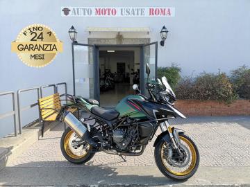 Rivenditore autorizzato di : Piaggio, Vespa, Sym, Swm, QJ Motor, Italjet, Tvs Motor, Alza Italia. Trattiamo usato Honda, Yamaha, Kawasaki, Suzuki, Aprilia, Benelli, Ducati, Moto Guzzi, Moto Morini, BMW, KTM, Triumph, Royal Enfield, Harley-Davidson, Indian, CFMOTO, Voge, Kymco, Peugeot
QJ MOTOR SRT 900 SX
Immatricolato 2026, 904cc, 95Cv/70Kw, 2.500Km, Euro5+.
*** Moto unicoproprietario, in Garanzia Ufficiale fino al 2028 ***
-del passaggio di proprietà pari ad euro 200,00.
-messa su strada pari ad euro 200,00 che include l'attivazione della garanzia di 12 mesi completa, all' occorrenza controlli e/o tagliando completo preconsegna (olio,filtro olio, filtro aria e tutti i componenti necessari al ripristino), 12 mesi di garanzia estendibili a 24/36mesi in base al veicolo e copre i componenti non soggetti ad usura (dettagli in sede).
Con: Motore Bicilindrico in linea, cambio manuale a 6 rapporti, Abs, Tc, Ride by Wire, raffreddamento a Liquido, 3 mappature motore, Forcella telescopica a steli rovesciati Marzocchi regolabile in precarico e ritorno, Monoammortizzatore idraulico regolabile, doppio disco anteriore da 320mm e posteriore da 260mm, cerchi a raggi da 19†anteriore e da 17†al posteriore.
I NOSTRI SERVIZI :
-Vendita auto usate e storiche, moto e scooter nuovi e usati garantiti
-Acquisto diretto con pagamento immediato o conto vendita
-Permuta auto con moto e viceversa
-Noleggio breve e lungo termine
-Assicurazioni e Finanziamenti personalizzati
-Assistenza post-vendita
-Accessori e antifurti per moto e auto
VISITA il nostro sito internet: automotousateroma.it oppure scarica la nostra App: automotousateroma dall' Apple store o Play store per restare aggiornato sui nostri ultimi arrivi.
VIENI A TROVARCI PER VEDERE DAL VIVO QUESTO VEICOLO :
Auto Moto Usate Roma s.r.l.Via Appia Nuova 23, 00047, Marino (RM) (adiacente Sorelle Ramonda)
*************
HAI UNA PERMUTA?
compila il form sull'App o nel nostro sito automotousateroma.it
oppure inviaci foto e descrizione (modello anno km motore ...)
al nostro numero whatsapp : Cell. 366-6562866 o 351-4646876 Fisso 06-7215841 e-mail : info@automotousateroma.it
*************
La Auto Moto Usate Roma Srl declina ogni responsabilità per eventuali involontarie incongruenze che non rappresentano in alcun modo un impegno contrattuale e invitano i clienti a verificare sempre dal vivo la correttezza dei dati che potrebbero non coincidere con l’effettivo equipaggiamento del veicolo spesso dovuto alla incompatibilità dei dati trasmessi sulle varie piattaforme web. Rivenditore autorizzato di : Piaggio, Vespa, Sym, Swm, QJ Motor, Italjet, Tvs Motor, Alza Italia. Trattiamo usato Honda, Yamaha, Kawasaki, Suzuki, Aprilia, Benelli, Ducati, Moto Guzzi, Moto Morini, BMW, KTM, Triumph, Royal Enfield, Harley-Davidson, Indian, CFMOTO, Voge, Kymco, Peugeot
QJ MOTOR SRT 900 SX
Immatricolato 2026, 904cc, 95Cv/70Kw, 2.500Km, Euro5+.
*** Moto unicoproprietario, in Garanzia Ufficiale fino al 2028 ***
-del passaggio di proprietà pari ad euro 200,00.
-messa su strada pari ad euro 200,00 che include l'attivazione della garanzia di 12 mesi completa, all' occorrenza controlli e/o tagliando completo preconsegna (olio,filtro olio, filtro aria e tutti i componenti necessari al ripristino), 12 mesi di garanzia estendibili a 24/36mesi in base al veicolo e copre i componenti non soggetti ad usura (dettagli in sede).
Con: Motore Bicilindrico in linea, cambio manuale a 6 rapporti, Abs, Tc, Ride by Wire, raffreddamento a Liquido, 3 mappature motore, Forcella telescopica a steli rovesciati Marzocchi regolabile in precarico e ritorno, Monoammortizzatore idraulico regolabile, doppio disco anteriore da 320mm e posteriore da 260mm, cerchi a raggi da 19†anteriore e da 17†al posteriore.
I NOSTRI SERVIZI :
-Vendita auto usate e storiche, moto e scooter nuovi e usati garantiti
-Acquisto diretto con pagamento immediato o conto vendita
-Permuta auto con moto e viceversa
-Noleggio breve e lungo termine
-Assicurazioni e Finanziamenti personalizzati
-Assistenza post-vendita
-Accessori e antifurti per moto e auto
VISITA il nostro sito internet: automotousateroma.it oppure scarica la nostra App: automotousateroma dall' Apple store o Play store per restare aggiornato sui nostri ultimi arrivi.
VIENI A TROVARCI PER VEDERE DAL VIVO QUESTO VEICOLO :
Auto Moto Usate Roma s.r.l.Via Appia Nuova 23, 00047, Marino (RM) (adiacente Sorelle Ramonda)
*************
HAI UNA PERMUTA?
compila il form sull'App o nel nostro sito automotousateroma.it
oppure inviaci foto e descrizione (modello anno km motore ...)
al nostro numero whatsapp : Cell. 366-6562866 o 351-4646876 Fisso 06-7215841 e-mail : info@automotousateroma.it
*************
La Auto Moto Usate Roma Srl declina ogni responsabilità per eventuali involontarie incongruenze che non rappresentano in alcun modo un impegno contrattuale e invitano i clienti a verificare sempre dal vivo la correttezza dei dati che potrebbero non coincidere con l’effettivo equipaggiamento del veicolo spesso dovuto alla incompatibilità dei dati trasmessi sulle varie piattaforme web.