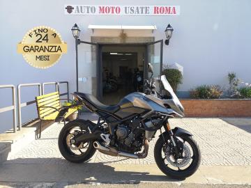 Rivenditore autorizzato di : Piaggio, Vespa, Sym, Swm, QJ Motor, Italjet, Tvs Motor, Alza Italia. Trattiamo usato Honda, Yamaha, Kawasaki, Suzuki, Aprilia, Benelli, Ducati, Moto Guzzi, Moto Morini, BMW, KTM, Triumph, Royal Enfield, Harley-Davidson, Indian, CFMOTO, Voge, Kymco, Peugeot
TRIUMPH TIGER SPORT 660
Immatricolazione 2023, 660cc, 81Cv 59Kw, 27.400Km, Euro5.
** Moto visibile su APPUNTAMENTO **
*** Moto Secondo Proprietario, Km certificati ***
del passaggio di proprietà pari ad euro 200,00
-messa su strada pari ad euro 200,00 che include l'attivazione della garanzia di 12 mesi completa, all' occorrenza controlli e o tagliando completo preconsegna (olio,filtro olio, filtro aria e tutti i componenti necessari al ripristino), 12 mesi di garanzia estendibili a 24 36mesi in base al veicolo e copre i componenti non soggetti ad usura (dettagli in sede).
Con: Motore Tre cilindri in linea, cambio manuale a 6 rapporti con Quickshifter, computer di bordo, Abs, Tc, Ride by Wire, 2 mappature motore Rain Road, raffreddamento a liquido, Forcelle rovesciate Showa da 41 mm con funzioni separate (SFF), Monoammortizzatore Showa RSU, con regolazione del precarico , dischi freno da 310mm anteriori e da 255m al posteriore, cerchi da 17â€.
Accessoriata con: Quickshifrer, Paramotore, kit catena D.I.D. Nuovo, dispositivo Usb con voltometro (Batteria), Borse laterali in tinta Originali (non presenti in foto) e tagliando completo.
I NOSTRI SERVIZI :
-Vendita auto usate e storiche, moto e scooter nuovi e usati garantiti -Acquisto diretto con pagamento immediato o conto vendita -Permuta auto con moto e viceversa -Noleggio breve e lungo termine -Assicurazioni e Finanziamenti personalizzati -Assistenza post-vendita -Accessori e antifurti per moto e auto
VISITA il nostro sito internet: automotousateroma.it oppure scarica la nostra App: automotousateroma dall' Apple store o Play store per restare aggiornato sui nostri ultimi arrivi.
VIENI A TROVARCI PER VEDERE DAL VIVO QUESTO VEICOLO :
Auto Moto Usate Roma s.r.l.Via Appia Nuova 23, 00047, Marino (RM) (adiacente Sorelle Ramonda)
*************
HAI UNA PERMUTA?
compila il form sull'App o nel nostro sito automotousateroma.it
oppure inviaci foto e descrizione (modello anno km motore ...)
al nostro numero whatsapp : Cell. 366-6562866 o 351-4646876 Fisso 06-7215841 e-mail : info@automotousateroma.it
*************
La Auto Moto Usate Roma Srl declina ogni responsabilità per eventuali involontarie incongruenze che non rappresentano in alcun modo un impegno contrattuale e invitano i clienti a verificare sempre dal vivo la correttezza dei dati che potrebbero non coincidere con l’effettivo equipaggiamento del veicolo spesso dovuto alla incompatibilità dei dati trasmessi sulle varie piattaforme web.
Rivenditore autorizzato di : Piaggio, Vespa, Sym, Swm, QJ Motor, Italjet, Tvs Motor, Alza Italia. Trattiamo usato Honda, Yamaha, Kawasaki, Suzuki, Aprilia, Benelli, Ducati, Moto Guzzi, Moto Morini, BMW, KTM, Triumph, Royal Enfield, Harley-Davidson, Indian, CFMOTO, Voge, Kymco, Peugeot
TRIUMPH TIGER SPORT 660
Immatricolazione 2023, 660cc, 81Cv 59Kw, 27.400Km, Euro5.
** Moto visibile su APPUNTAMENTO **
*** Moto Secondo Proprietario, Km certificati ***
del passaggio di proprietà pari ad euro 200,00
-messa su strada pari ad euro 200,00 che include l'attivazione della garanzia di 12 mesi completa, all' occorrenza controlli e o tagliando completo preconsegna (olio,filtro olio, filtro aria e tutti i componenti necessari al ripristino), 12 mesi di garanzia estendibili a 24 36mesi in base al veicolo e copre i componenti non soggetti ad usura (dettagli in sede).
Con: Motore Tre cilindri in linea, cambio manuale a 6 rapporti con Quickshifter, computer di bordo, Abs, Tc, Ride by Wire, 2 mappature motore Rain Road, raffreddamento a liquido, Forcelle rovesciate Showa da 41 mm con funzioni separate (SFF), Monoammortizzatore Showa RSU, con regolazione del precarico , dischi freno da 310mm anteriori e da 255m al posteriore, cerchi da 17â€.
Accessoriata con: Quickshifrer, Paramotore, kit catena D.I.D. Nuovo, dispositivo Usb con voltometro (Batteria), Borse laterali in tinta Originali (non presenti in foto) e tagliando completo.
I NOSTRI SERVIZI :
-Vendita auto usate e storiche, moto e scooter nuovi e usati garantiti -Acquisto diretto con pagamento immediato o conto vendita -Permuta auto con moto e viceversa -Noleggio breve e lungo termine -Assicurazioni e Finanziamenti personalizzati -Assistenza post-vendita -Accessori e antifurti per moto e auto
VISITA il nostro sito internet: automotousateroma.it oppure scarica la nostra App: automotousateroma dall' Apple store o Play store per restare aggiornato sui nostri ultimi arrivi.
VIENI A TROVARCI PER VEDERE DAL VIVO QUESTO VEICOLO :
Auto Moto Usate Roma s.r.l.Via Appia Nuova 23, 00047, Marino (RM) (adiacente Sorelle Ramonda)
*************
HAI UNA PERMUTA?
compila il form sull'App o nel nostro sito automotousateroma.it
oppure inviaci foto e descrizione (modello anno km motore ...)
al nostro numero whatsapp : Cell. 366-6562866 o 351-4646876 Fisso 06-7215841 e-mail : info@automotousateroma.it
*************
La Auto Moto Usate Roma Srl declina ogni responsabilità per eventuali involontarie incongruenze che non rappresentano in alcun modo un impegno contrattuale e invitano i clienti a verificare sempre dal vivo la correttezza dei dati che potrebbero non coincidere con l’effettivo equipaggiamento del veicolo spesso dovuto alla incompatibilità dei dati trasmessi sulle varie piattaforme web.