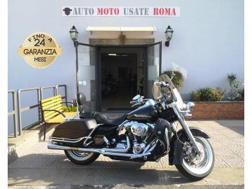 Rivenditore autorizzato di : Piaggio, Vespa, Sym, Swm, QJ Motor, Italjet, Tvs Motor, Alza Italia. Trattiamo usato Honda, Yamaha, Kawasaki, Suzuki, Aprilia, Benelli, Ducati, Moto Guzzi, Moto Morini, BMW, KTM, Triumph, Royal Enfield, Harley-Davidson, Indian, CFMOTO, Voge, Kymco, Peugeot
HARLEY DAVIDSON
Immatricolazione 2006, 1449cc, 150Cv/52Kw, 77.600Km, Euro3.
Il prezzo proposto di euro 14.900,00 è legato alla promozione web che prevede un acquisto tramite una parte di anticipo e la restante parte tramite finanziamento, Info in sede.
Il prezzo a Listino senza promo e senza vincoli è di euro 19,900,00.
del passaggio di proprietà pari ad euro 200,00
-messa su strada pari ad euro 300,00 che include l'attivazione della garanzia di 12 mesi completa, all' occorrenza controlli e/o tagliando completo preconsegna (olio,filtro olio, filtro aria e tutti i componenti necessari al ripristino), 12 mesi di garanzia estendibili a 24/36mesi in base al veicolo e copre i componenti non soggetti ad usura (dettagli in sede).
Preparazione con circa 1.000 km all'attivo:
Motore: 120 R Screamin Eagle (completamente nuovo)
Cambio: Screamin Eagle a 6 marce
Alimentazione: Corpo farfallato e iniettori maggiorati Screamin Eagle
Frizione: Rinforzata Screamin Eagle
Scarico: 2 in 1 Supertrapp
Freni: Pinze Performance Machine a 4 pompanti (ant/post), dischi flottanti e tubi in treccia
Accessori Inclusi: Schienalino a sgancio rapido, fari supplementari, paramotore, paragambe (non orig.), paraborse e specchietti originali HD.
I NOSTRI SERVIZI :
-Vendita auto usate e storiche, moto e scooter nuovi e usati garantiti
-Acquisto diretto con pagamento immediato o conto vendita
-Permuta auto con moto e viceversa
-Noleggio breve e lungo termine
-Assicurazioni e Finanziamenti personalizzati
-Assistenza post-vendita
-Accessori e antifurti per moto e auto
VISITA il nostro sito internet: automotousateroma.it oppure scarica la nostra App: automotousateroma dall' Apple store o Play store per restare aggiornato sui nostri ultimi arrivi.
VIENI A TROVARCI PER VEDERE DAL VIVO QUESTO VEICOLO :
Auto Moto Usate Roma s.r.l.Via Appia Nuova 23, 00047, Marino (RM) (adiacente Sorelle Ramonda)
*************
HAI UNA PERMUTA?
compila il form sull'App o nel nostro sito automotousateroma.it
oppure inviaci foto e descrizione (modello anno km motore ...)
al nostro numero whatsapp : Cell. 366-6562866 o 351-4646876 Fisso 06-7215841 e-mail : info@automotousateroma.it
*************
La Auto Moto Usate Roma Srl declina ogni responsabilità per eventuali involontarie incongruenze che non rappresentano in alcun modo un impegno contrattuale e invitano i clienti a verificare sempre dal vivo la correttezza dei dati che potrebbero non coincidere con l’effettivo equipaggiamento del veicolo spesso dovuto alla incompatibilità dei dati trasmessi sulle varie piattaforme web. Rivenditore autorizzato di : Piaggio, Vespa, Sym, Swm, QJ Motor, Italjet, Tvs Motor, Alza Italia. Trattiamo usato Honda, Yamaha, Kawasaki, Suzuki, Aprilia, Benelli, Ducati, Moto Guzzi, Moto Morini, BMW, KTM, Triumph, Royal Enfield, Harley-Davidson, Indian, CFMOTO, Voge, Kymco, Peugeot
HARLEY DAVIDSON
Immatricolazione 2006, 1449cc, 150Cv/52Kw, 77.600Km, Euro3.
Il prezzo proposto di euro 14.900,00 è legato alla promozione web che prevede un acquisto tramite una parte di anticipo e la restante parte tramite finanziamento, Info in sede.
Il prezzo a Listino senza promo e senza vincoli è di euro 19,900,00.
del passaggio di proprietà pari ad euro 200,00
-messa su strada pari ad euro 300,00 che include l'attivazione della garanzia di 12 mesi completa, all' occorrenza controlli e/o tagliando completo preconsegna (olio,filtro olio, filtro aria e tutti i componenti necessari al ripristino), 12 mesi di garanzia estendibili a 24/36mesi in base al veicolo e copre i componenti non soggetti ad usura (dettagli in sede).
Preparazione con circa 1.000 km all'attivo:
Motore: 120 R Screamin Eagle (completamente nuovo)
Cambio: Screamin Eagle a 6 marce
Alimentazione: Corpo farfallato e iniettori maggiorati Screamin Eagle
Frizione: Rinforzata Screamin Eagle
Scarico: 2 in 1 Supertrapp
Freni: Pinze Performance Machine a 4 pompanti (ant/post), dischi flottanti e tubi in treccia
Accessori Inclusi: Schienalino a sgancio rapido, fari supplementari, paramotore, paragambe (non orig.), paraborse e specchietti originali HD.
I NOSTRI SERVIZI :
-Vendita auto usate e storiche, moto e scooter nuovi e usati garantiti
-Acquisto diretto con pagamento immediato o conto vendita
-Permuta auto con moto e viceversa
-Noleggio breve e lungo termine
-Assicurazioni e Finanziamenti personalizzati
-Assistenza post-vendita
-Accessori e antifurti per moto e auto
VISITA il nostro sito internet: automotousateroma.it oppure scarica la nostra App: automotousateroma dall' Apple store o Play store per restare aggiornato sui nostri ultimi arrivi.
VIENI A TROVARCI PER VEDERE DAL VIVO QUESTO VEICOLO :
Auto Moto Usate Roma s.r.l.Via Appia Nuova 23, 00047, Marino (RM) (adiacente Sorelle Ramonda)
*************
HAI UNA PERMUTA?
compila il form sull'App o nel nostro sito automotousateroma.it
oppure inviaci foto e descrizione (modello anno km motore ...)
al nostro numero whatsapp : Cell. 366-6562866 o 351-4646876 Fisso 06-7215841 e-mail : info@automotousateroma.it
*************
La Auto Moto Usate Roma Srl declina ogni responsabilità per eventuali involontarie incongruenze che non rappresentano in alcun modo un impegno contrattuale e invitano i clienti a verificare sempre dal vivo la correttezza dei dati che potrebbero non coincidere con l’effettivo equipaggiamento del veicolo spesso dovuto alla incompatibilità dei dati trasmessi sulle varie piattaforme web.