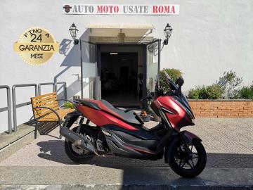 Rivenditore autorizzato di : Piaggio, Vespa, Sym, Swm, QJ Motor, Italjet, Tvs Motor, Alza Italia. Trattiamo usato Honda, Yamaha, Kawasaki, Suzuki, Aprilia, Benelli, Ducati, Moto Guzzi, Moto Morini, BMW, KTM, Triumph, Royal Enfield, Harley-Davidson, Indian, CFMOTO, Voge, Kymco, Peugeot
HONDA FORZA 125 ABS
Immatricolato 2019, 125cc, 11Kw/15Cv, 38.400Km, Euro4.
- del passaggio di proprietà pari ad euro 200,00
-messa su strada pari ad euro 300,00 che include l'attivazione della garanzia di 12 mesi completa, all' occorrenza controlli e/o tagliando completo preconsegna (olio,filtro olio, filtro aria e tutti i componenti necessari al ripristino), 12 mesi di garanzia estendibili a 24/36mesi in base al veicolo e copre i componenti non soggetti ad usura (dettagli in sede).
Con: Motore Monocilindrico, computer di bordo, ABS, raffreddamento a liquido, vano retro scudo con presa Usb, ampio vano sottosella, cupolino regolabile elettronicamente, doppio cavalletto, freni a disco da 256mm anteriori e da 240mm al posteriore, cerchi da 15 anteriori e da 14 posteriori.
Accessoriato con: Variatore e Rulli Malossi, cupolino nero, telaio porta telefono, sacchetta porta oggetti sotto sella, tappi olio in ergal.
I NOSTRI SERVIZI :
-Vendita auto usate e storiche, moto e scooter nuovi e usati garantiti
-Acquisto diretto con pagamento immediato o conto vendita
-Permuta auto con moto e viceversa
-Noleggio breve e lungo termine
-Assicurazioni e Finanziamenti personalizzati
-Assistenza post-vendita
-Accessori e antifurti per moto e auto
VISITA il nostro sito internet: automotousateroma.it oppure scarica la nostra App: automotousateroma dall' Apple store o Play store per restare aggiornato sui nostri ultimi arrivi.
VIENI A TROVARCI PER VEDERE DAL VIVO QUESTO VEICOLO :
Auto Moto Usate Roma s.r.l.Via Appia Nuova 23, 00047, Marino (RM) (adiacente Sorelle Ramonda)
*************
HAI UNA PERMUTA?
compila il form sull'App o nel nostro sito automotousateroma.it
oppure inviaci foto e descrizione (modello anno km motore ...)
al nostro numero whatsapp : Cell. 366-6562866 o 351-4646876 Fisso 06-7215841 e-mail : info@automotousateroma.it
*************
La Auto Moto Usate Roma Srl declina ogni responsabilità per eventuali involontarie incongruenze che non rappresentano in alcun modo un impegno contrattuale e invitano i clienti a verificare sempre dal vivo la correttezza dei dati che potrebbero non coincidere con l’effettivo equipaggiamento del veicolo spesso dovuto alla incompatibilità dei dati trasmessi sulle varie piattaforme web. Rivenditore autorizzato di : Piaggio, Vespa, Sym, Swm, QJ Motor, Italjet, Tvs Motor, Alza Italia. Trattiamo usato Honda, Yamaha, Kawasaki, Suzuki, Aprilia, Benelli, Ducati, Moto Guzzi, Moto Morini, BMW, KTM, Triumph, Royal Enfield, Harley-Davidson, Indian, CFMOTO, Voge, Kymco, Peugeot
HONDA FORZA 125 ABS
Immatricolato 2019, 125cc, 11Kw/15Cv, 38.400Km, Euro4.
- del passaggio di proprietà pari ad euro 200,00
-messa su strada pari ad euro 300,00 che include l'attivazione della garanzia di 12 mesi completa, all' occorrenza controlli e/o tagliando completo preconsegna (olio,filtro olio, filtro aria e tutti i componenti necessari al ripristino), 12 mesi di garanzia estendibili a 24/36mesi in base al veicolo e copre i componenti non soggetti ad usura (dettagli in sede).
Con: Motore Monocilindrico, computer di bordo, ABS, raffreddamento a liquido, vano retro scudo con presa Usb, ampio vano sottosella, cupolino regolabile elettronicamente, doppio cavalletto, freni a disco da 256mm anteriori e da 240mm al posteriore, cerchi da 15 anteriori e da 14 posteriori.
Accessoriato con: Variatore e Rulli Malossi, cupolino nero, telaio porta telefono, sacchetta porta oggetti sotto sella, tappi olio in ergal.
I NOSTRI SERVIZI :
-Vendita auto usate e storiche, moto e scooter nuovi e usati garantiti
-Acquisto diretto con pagamento immediato o conto vendita
-Permuta auto con moto e viceversa
-Noleggio breve e lungo termine
-Assicurazioni e Finanziamenti personalizzati
-Assistenza post-vendita
-Accessori e antifurti per moto e auto
VISITA il nostro sito internet: automotousateroma.it oppure scarica la nostra App: automotousateroma dall' Apple store o Play store per restare aggiornato sui nostri ultimi arrivi.
VIENI A TROVARCI PER VEDERE DAL VIVO QUESTO VEICOLO :
Auto Moto Usate Roma s.r.l.Via Appia Nuova 23, 00047, Marino (RM) (adiacente Sorelle Ramonda)
*************
HAI UNA PERMUTA?
compila il form sull'App o nel nostro sito automotousateroma.it
oppure inviaci foto e descrizione (modello anno km motore ...)
al nostro numero whatsapp : Cell. 366-6562866 o 351-4646876 Fisso 06-7215841 e-mail : info@automotousateroma.it
*************
La Auto Moto Usate Roma Srl declina ogni responsabilità per eventuali involontarie incongruenze che non rappresentano in alcun modo un impegno contrattuale e invitano i clienti a verificare sempre dal vivo la correttezza dei dati che potrebbero non coincidere con l’effettivo equipaggiamento del veicolo spesso dovuto alla incompatibilità dei dati trasmessi sulle varie piattaforme web.