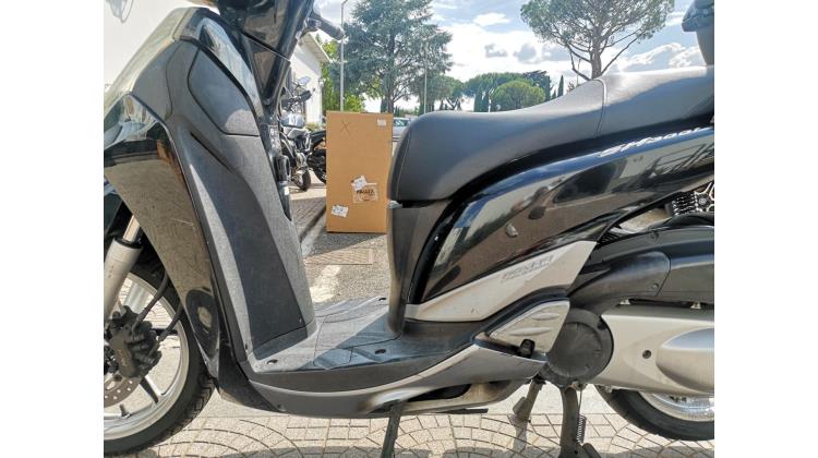 Honda SH 300i con bauletto SCOOTER